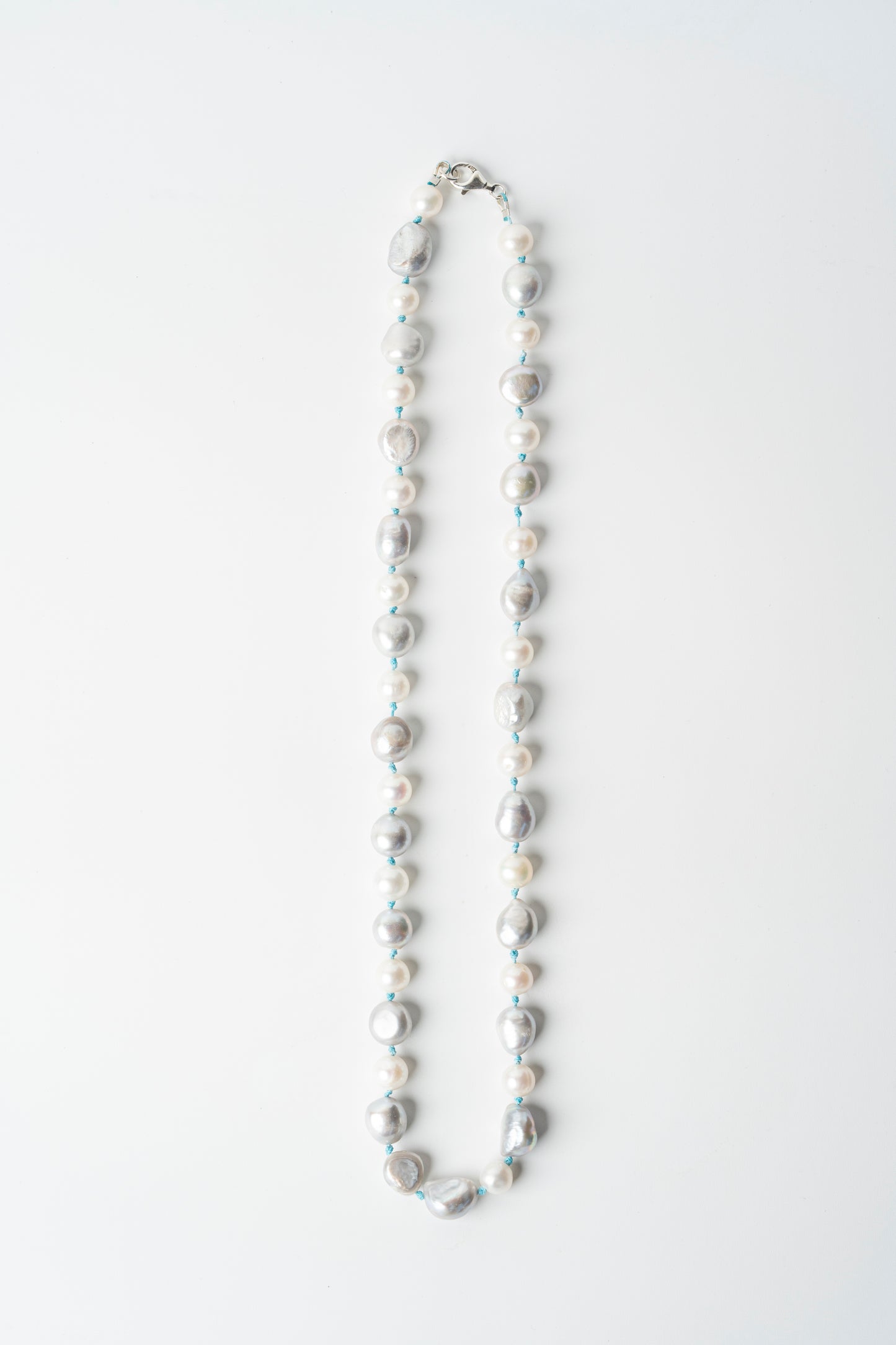Collar Perla Nube y Mar: Un Sueño Tejido en Seda Azul