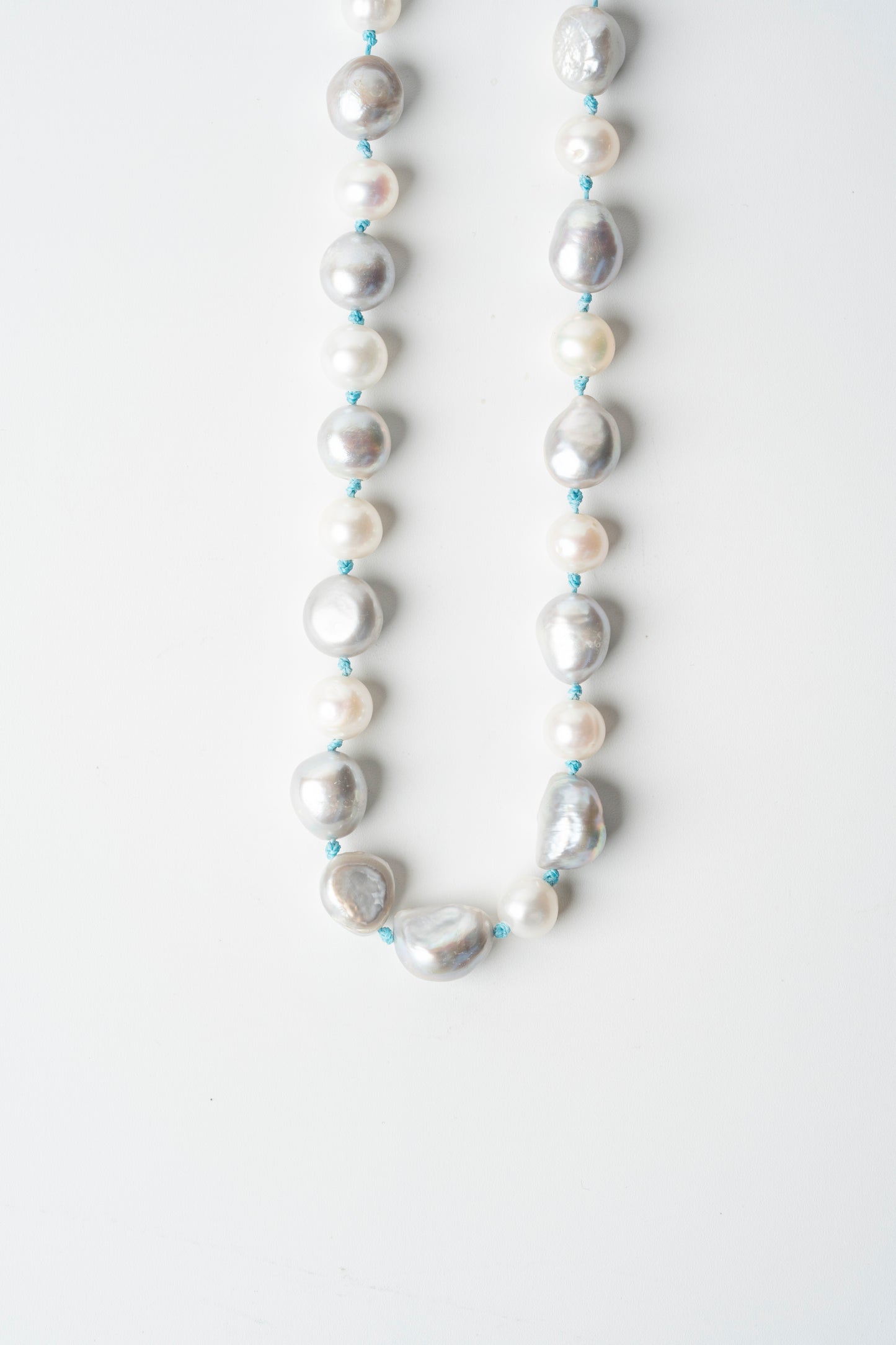 Collar Perla Nube y Mar: Un Sueño Tejido en Seda Azul