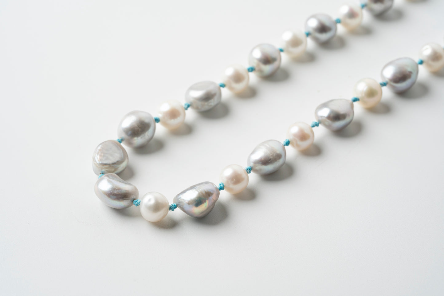 Collar Perla Nube y Mar: Un Sueño Tejido en Seda Azul