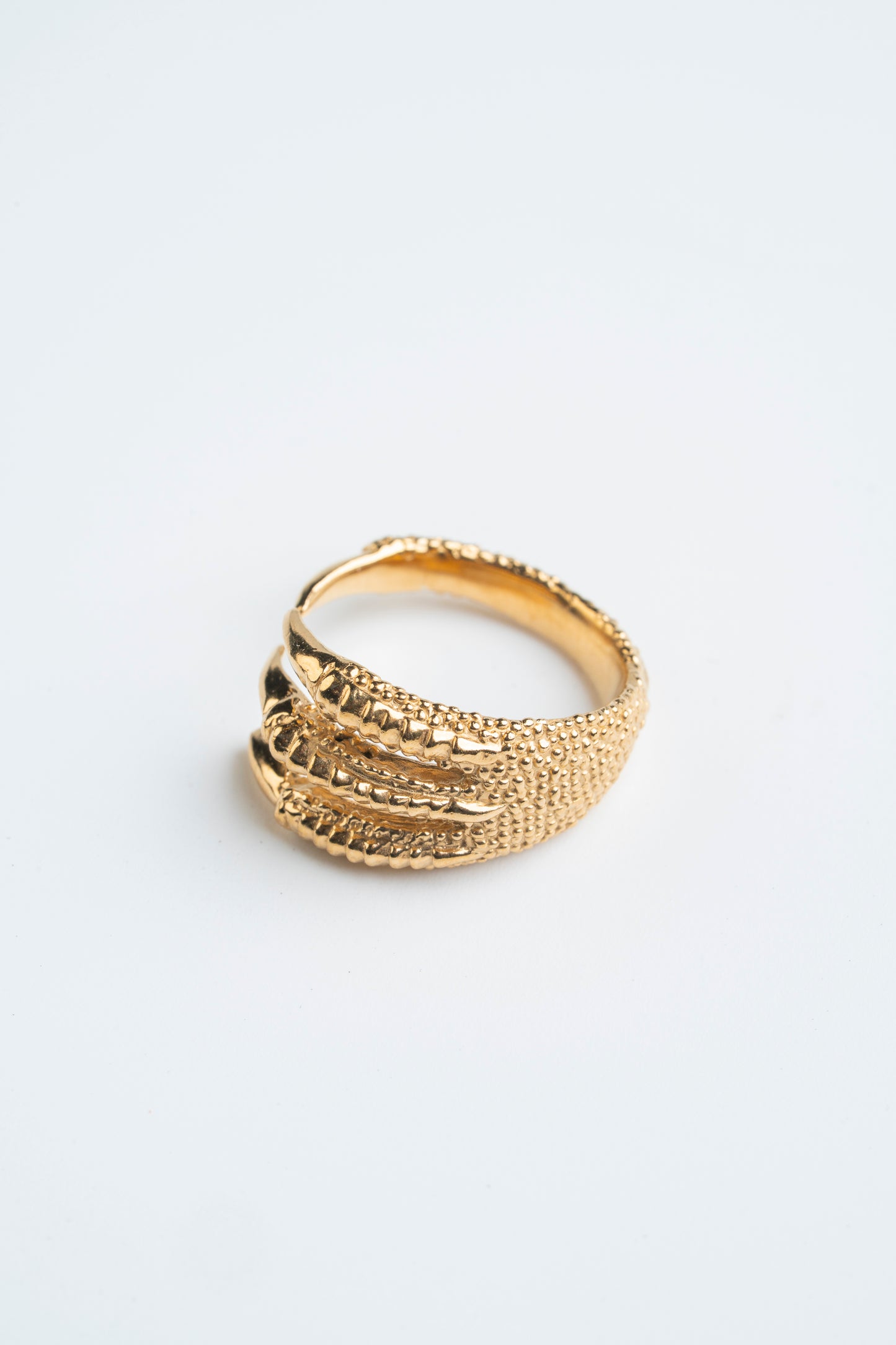 Anillo Garra de Pájaro: La sujeción dorada de la libertad.