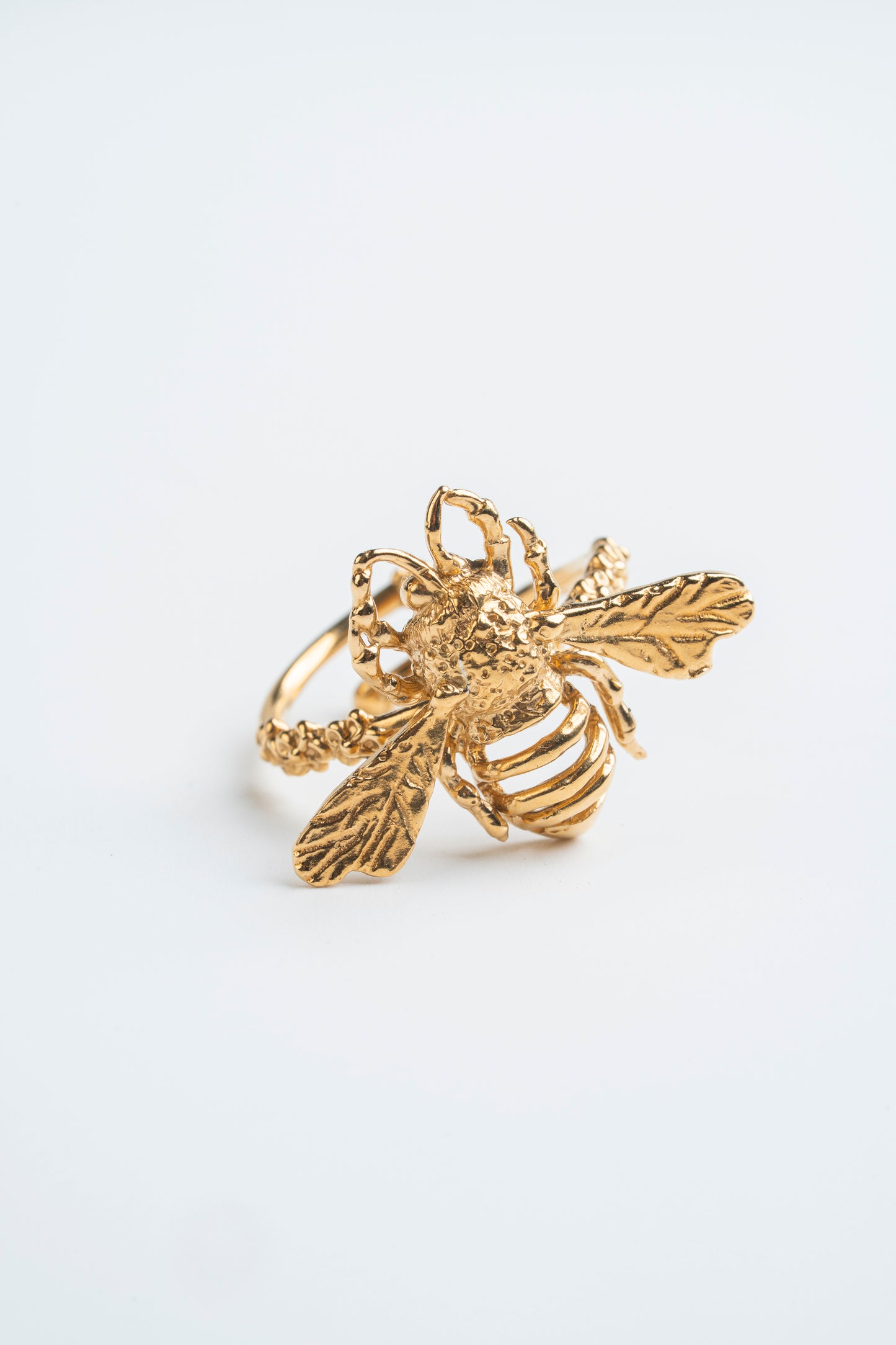 Anillo Abejorro Mediano: El zumbido dorado de la vitalidad.