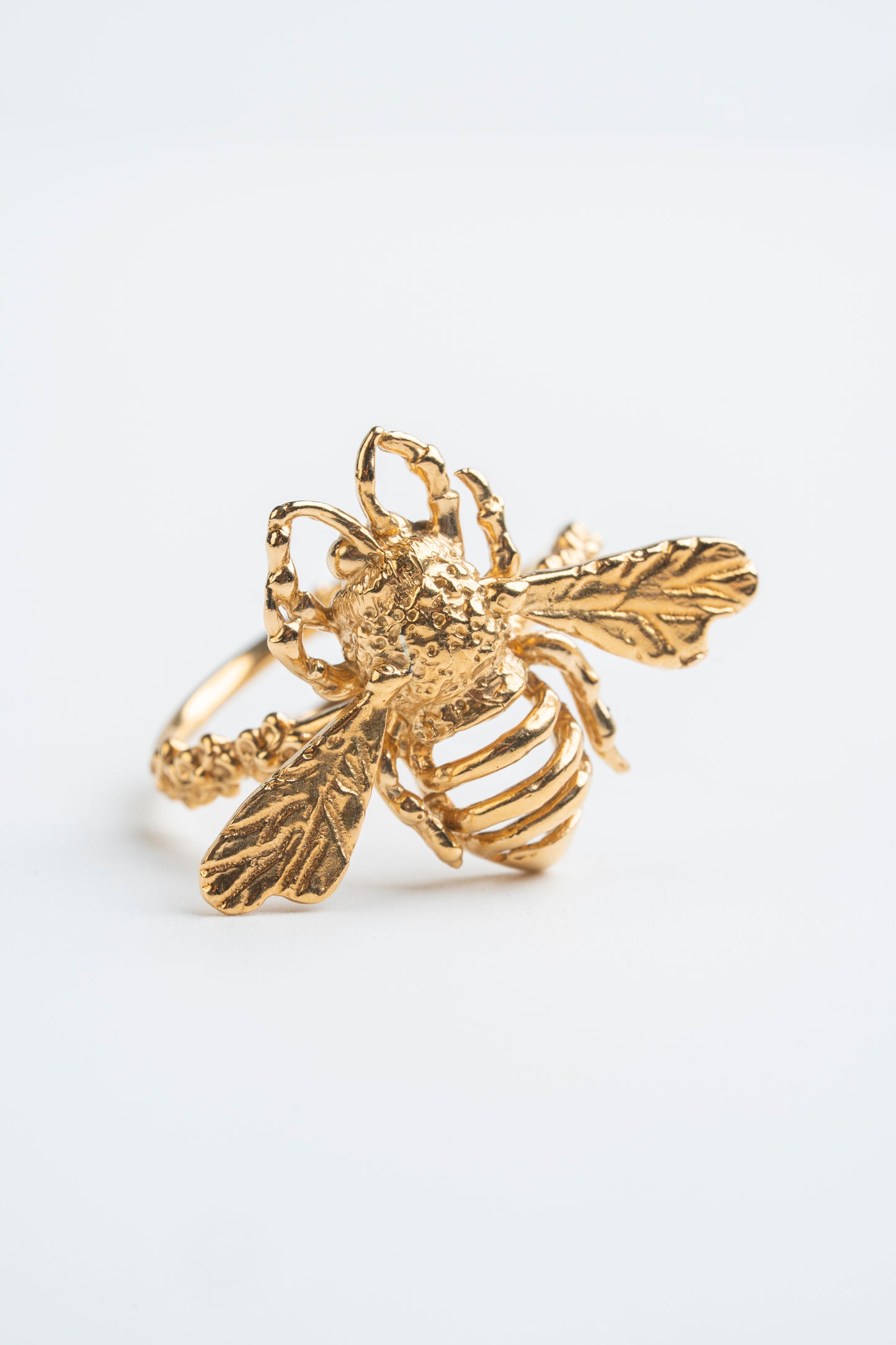 Anillo Abejorro Mediano: El zumbido dorado de la vitalidad.