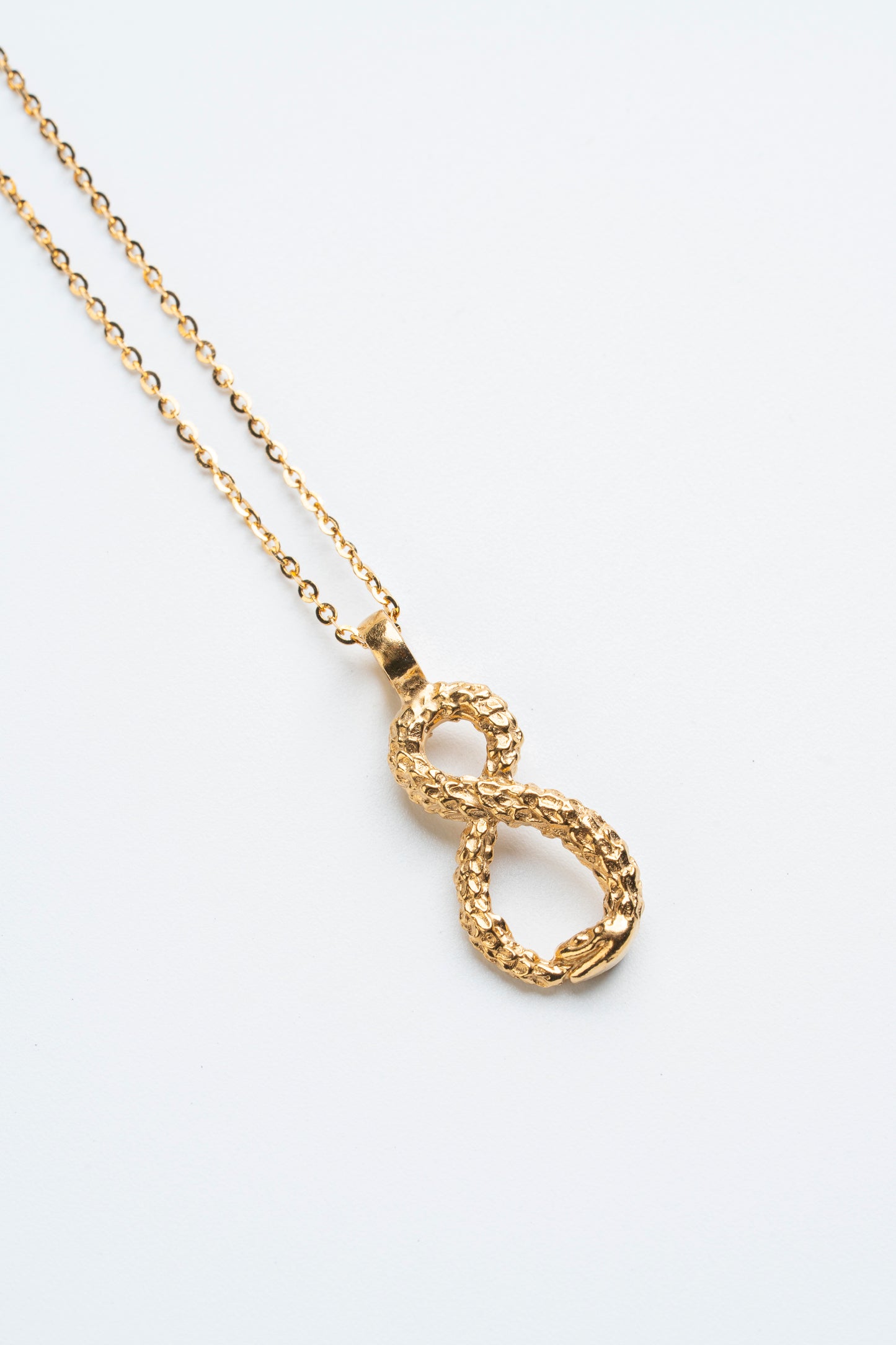 Collar Analema Sacrosanta: El infinito dorado que abraza tu esencia.