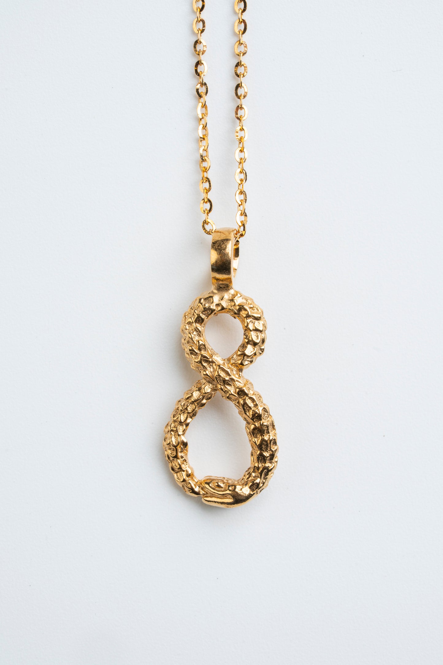 Collar Analema Sacrosanta: El infinito dorado que abraza tu esencia.