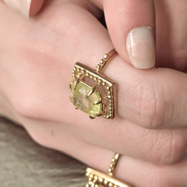 ANILLO IMPERIAL CUARZO LIMÓN: El Rayo de Luz en tu Corona Interior