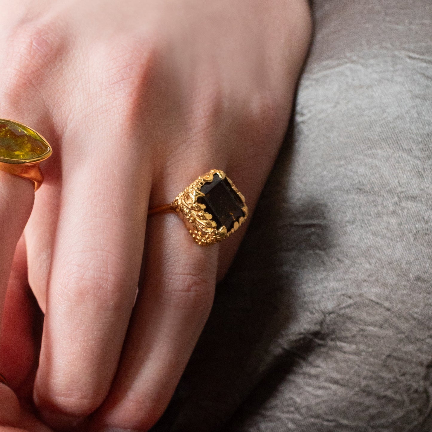ANILLO JARDÍN DOS-CINCO: El Elixir Dorado del Alma