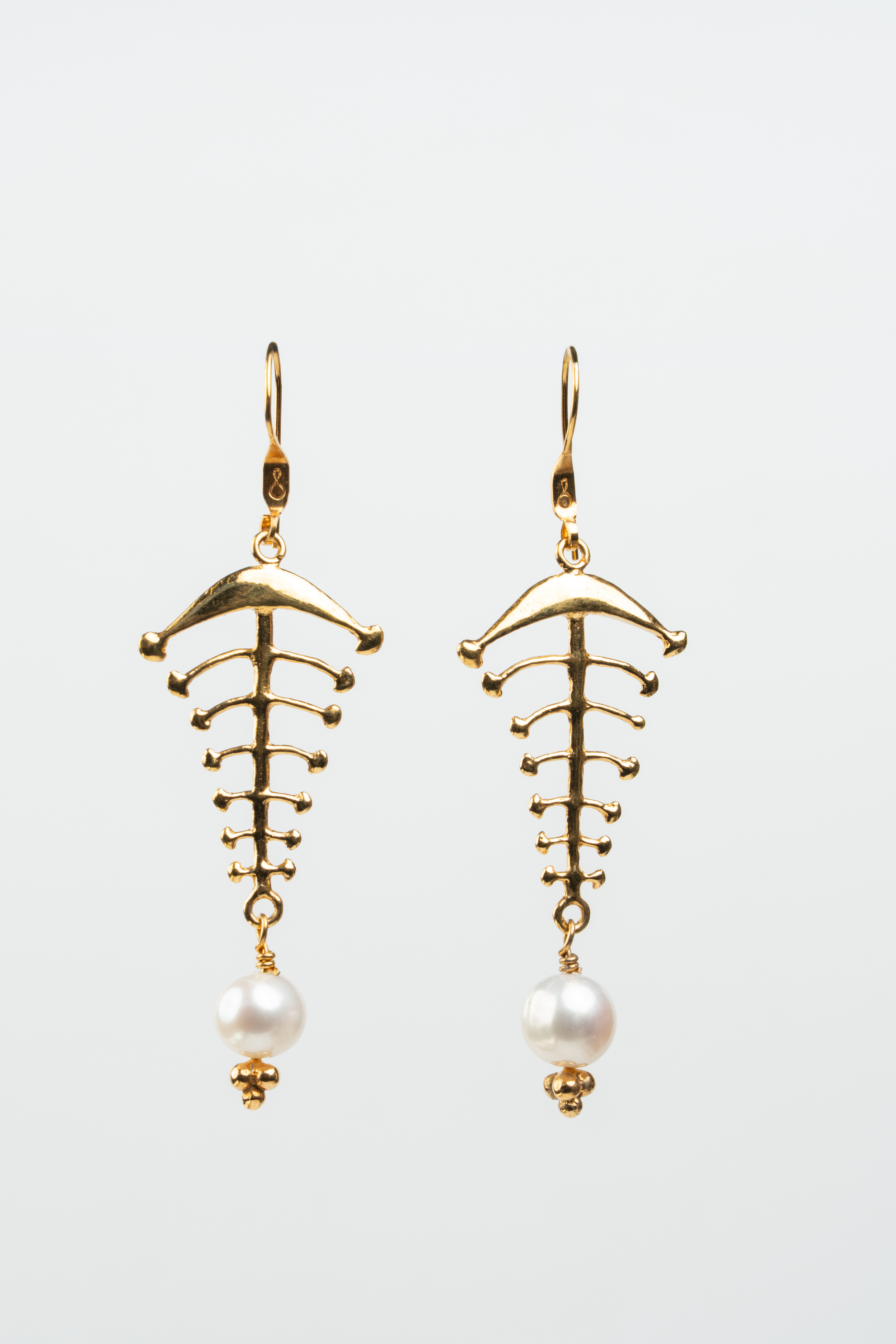 ARETE HUESO DE PEZ CON PERLA CULTIVADA