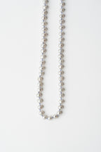 COLLAR PERLA NIEBLA EN SEDA: El Misterio de la Bruma del Amanecer