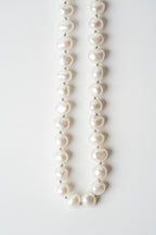 COLLAR PERLA DE LUNA EN SEDA AZUL: El Misticismo de las Aguas del Caribe