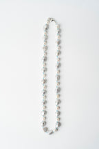 COLLAR PERLA NUBE Y MAR: Un Sueño Tejido en Seda Azul