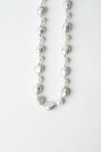 COLLAR PERLA NUBE Y MAR: Un Sueño Tejido en Seda Azul