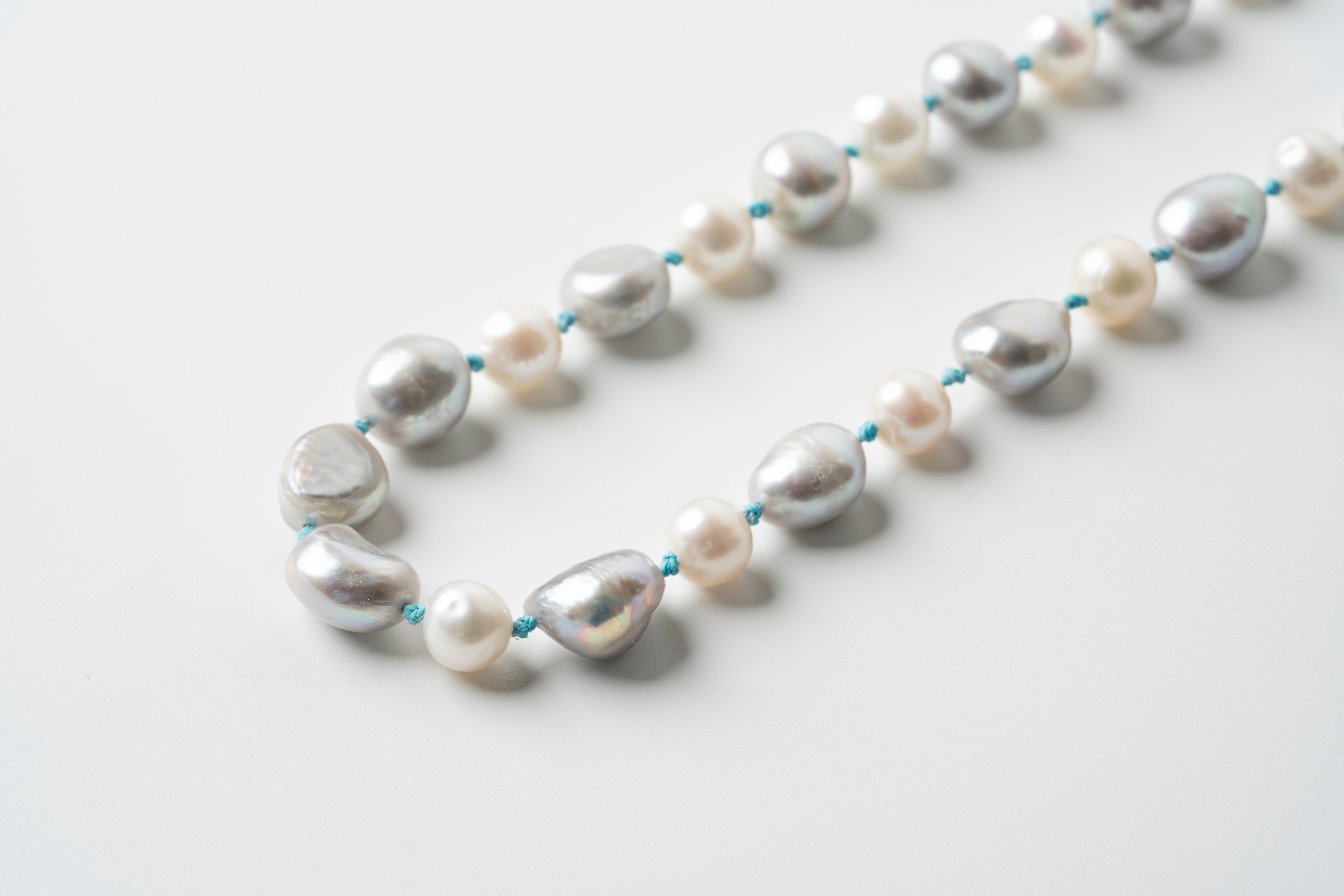 COLLAR PERLA NUBE Y MAR: Un Sueño Tejido en Seda Azul