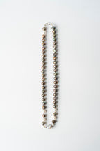 COLLAR PERLA MOCA EN SEDA: El Abrazo Terroso de la Elegancia