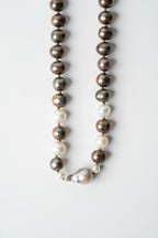 COLLAR PERLA MOCA EN SEDA: El Abrazo Terroso de la Elegancia