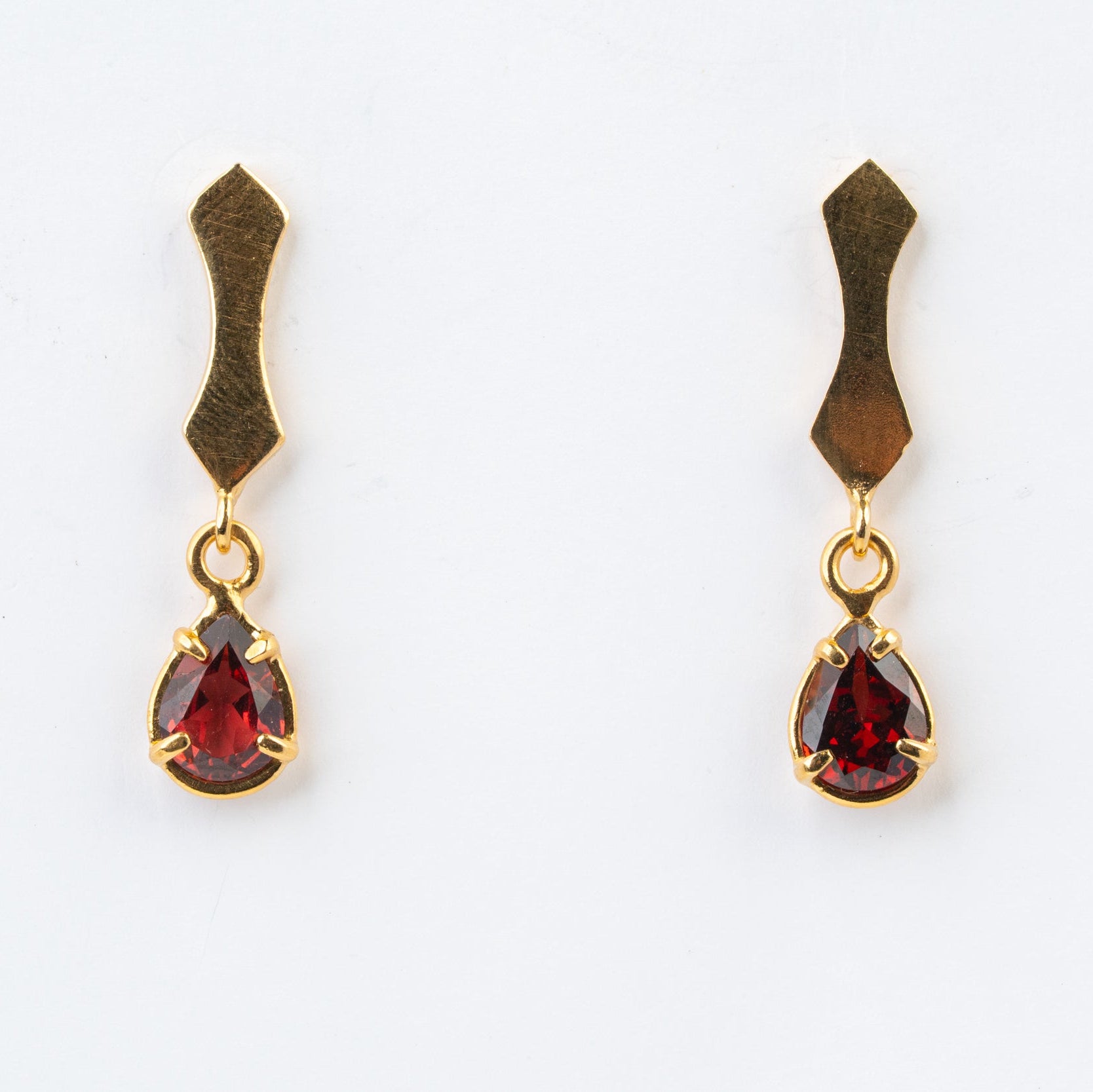 ARETES CONSTANTINOPLA GOTA DE GRANATE: Elegancia Clásica