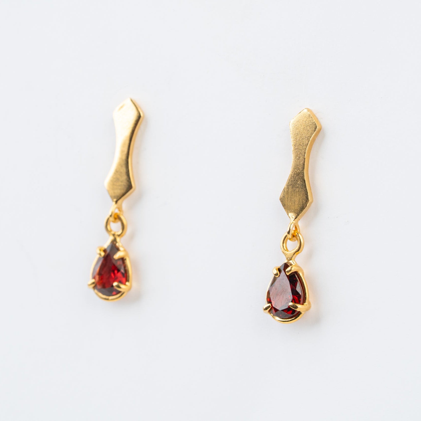 ARETES CONSTANTINOPLA GOTA DE GRANATE: Elegancia Clásica