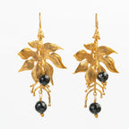 ARETES FLOR VAINILLA TURMALINA NEGRA: Pureza en Contraste