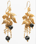 ARETES FLOR VAINILLA TURMALINA NEGRA: Pureza en Contraste