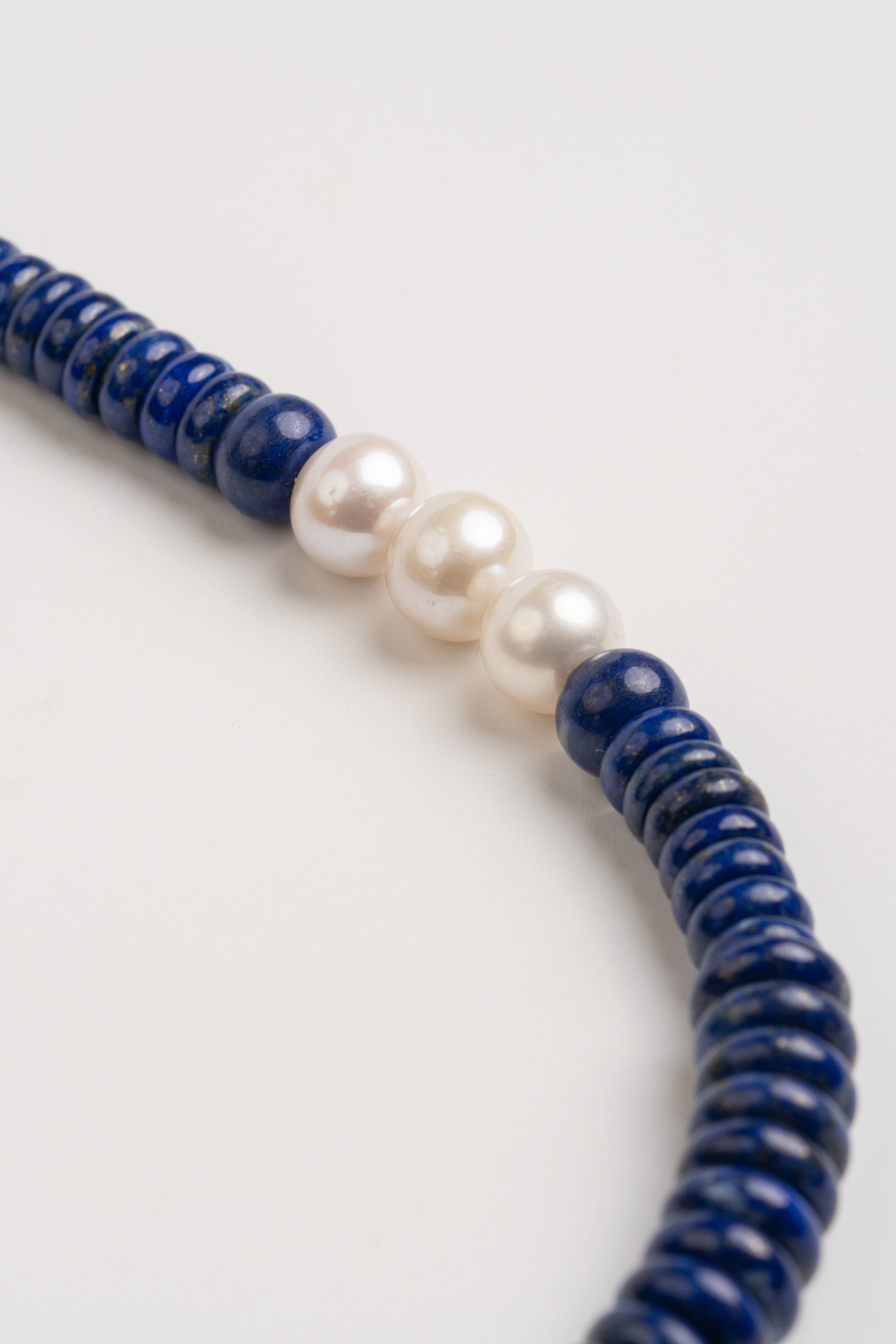 COLLAR LAPISLÁZULI CON PERLA: El Cielo de Medianoche y la Luz que lo Atraviesa
