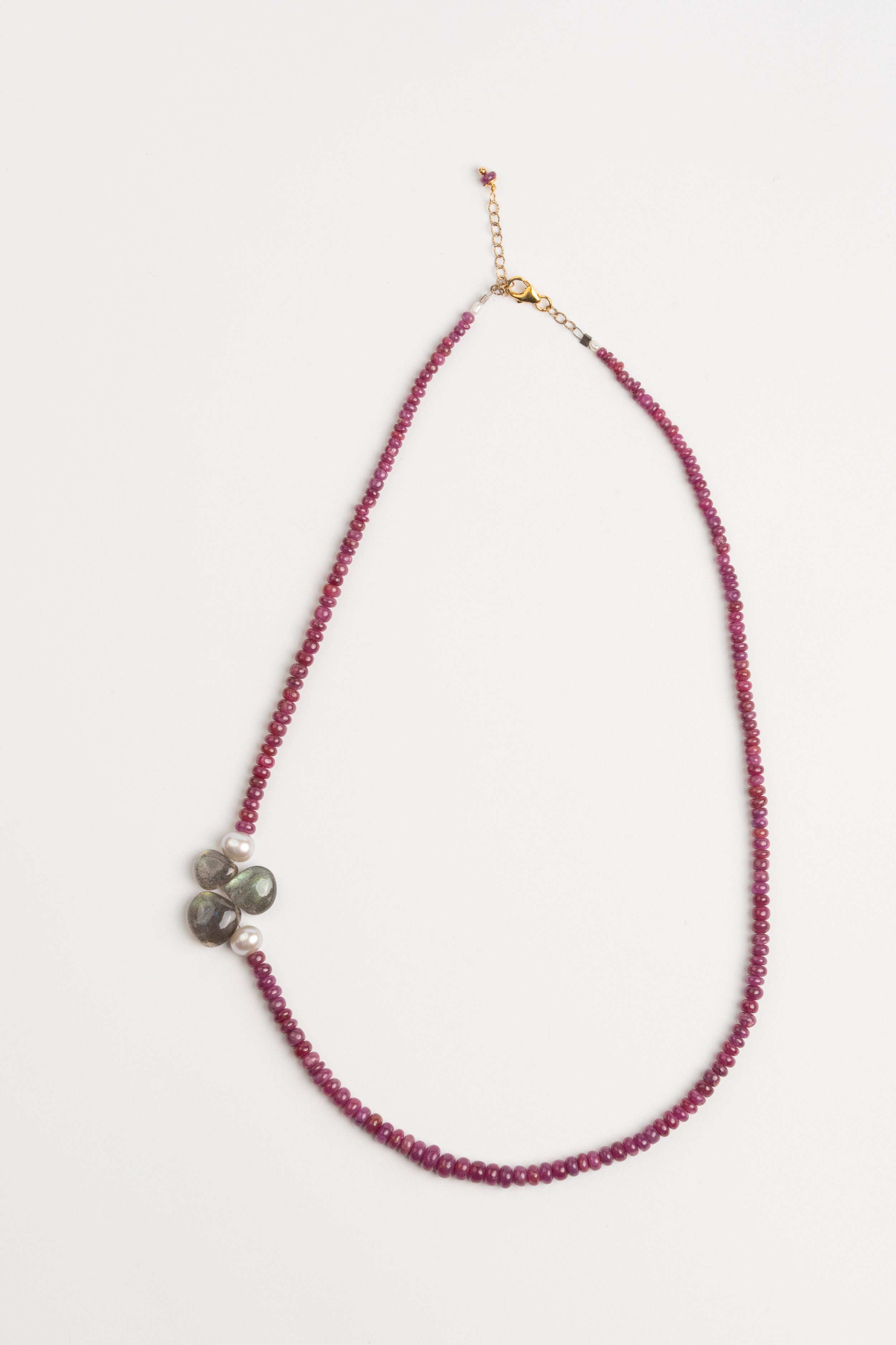 COLLAR RUBÍ CON PERLA Y GOTAS DE LABRADORITA