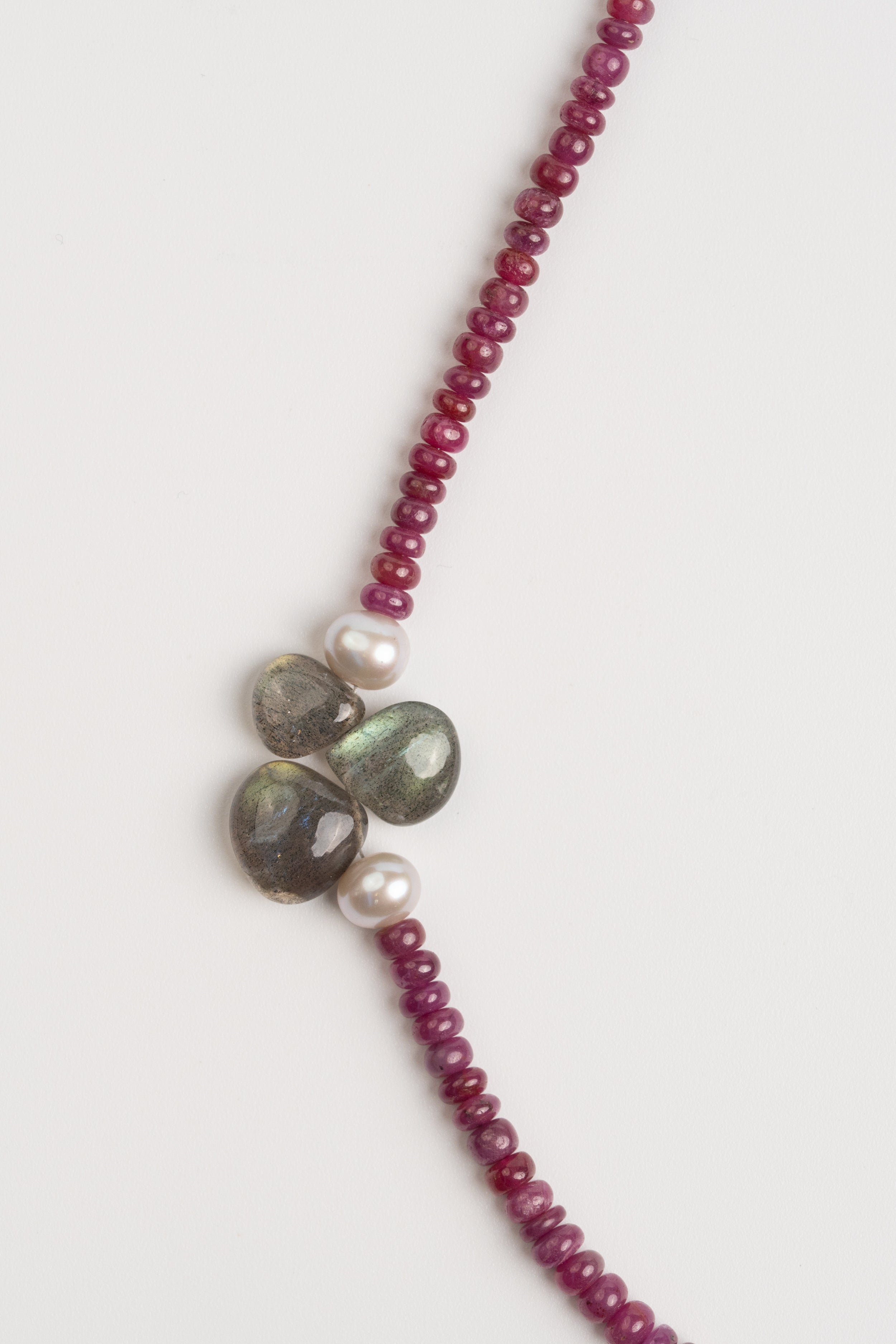 COLLAR RUBÍ CON PERLA Y GOTAS DE LABRADORITA