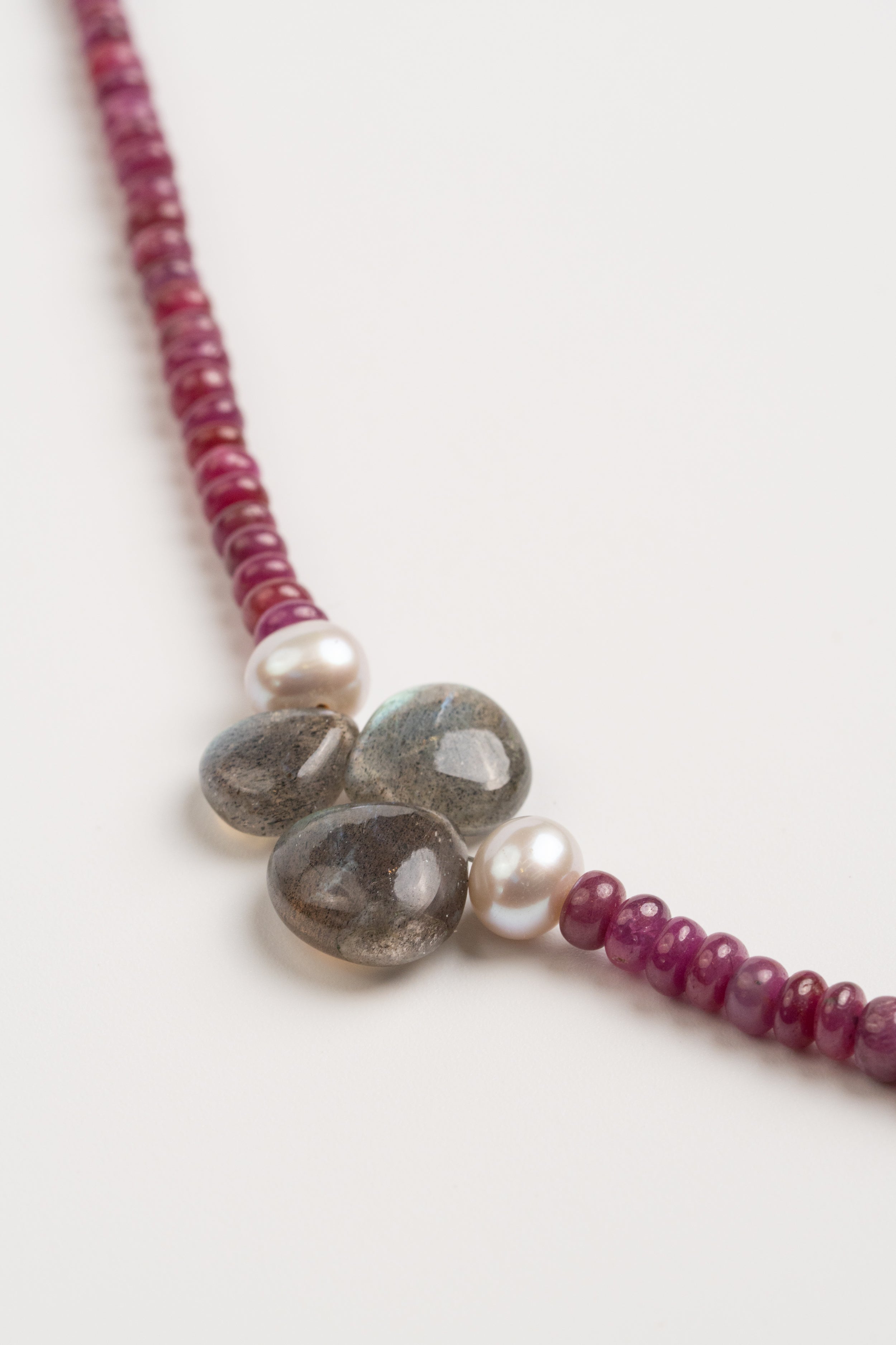 COLLAR RUBÍ CON PERLA Y GOTAS DE LABRADORITA