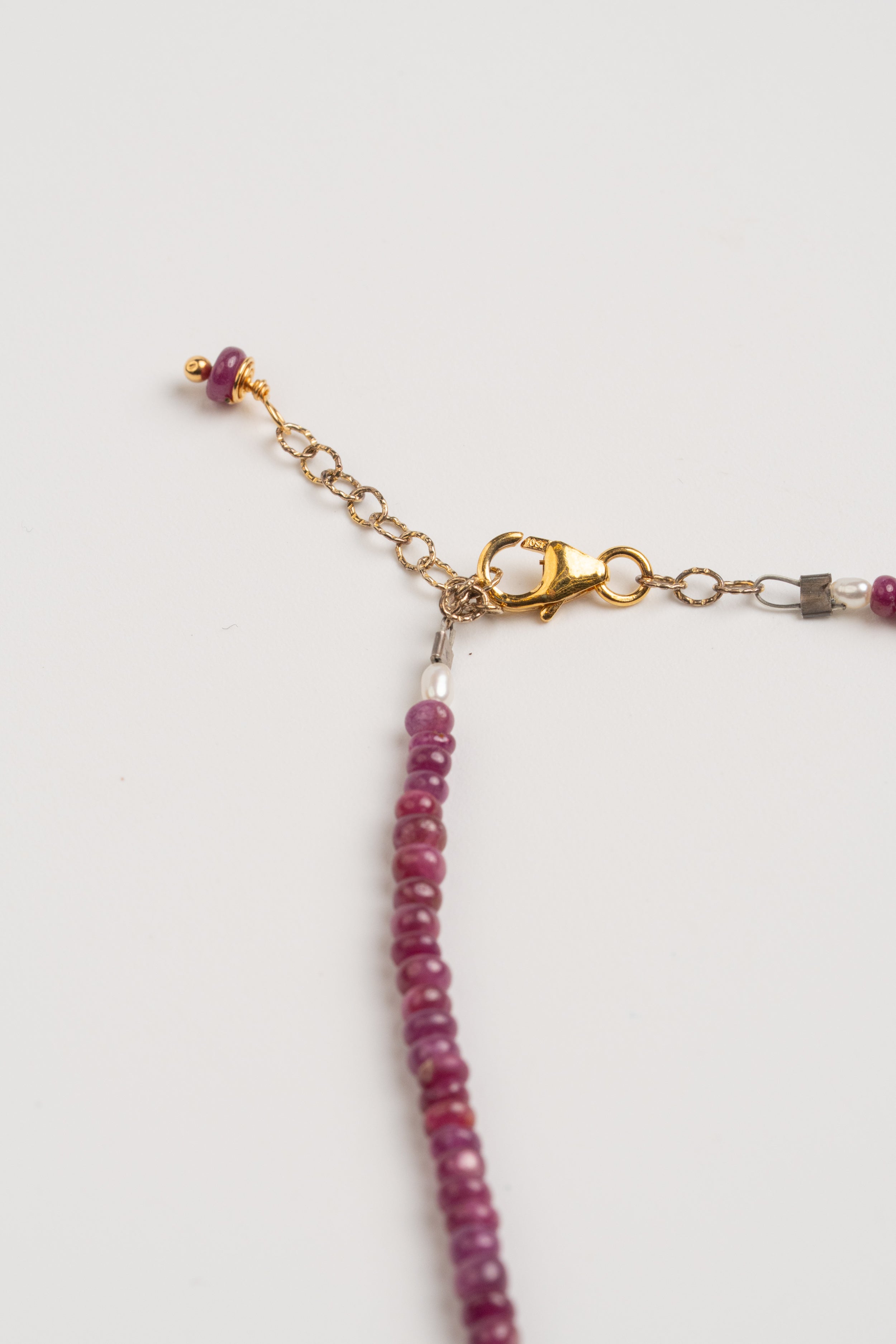 COLLAR RUBÍ CON PERLA Y GOTAS DE LABRADORITA