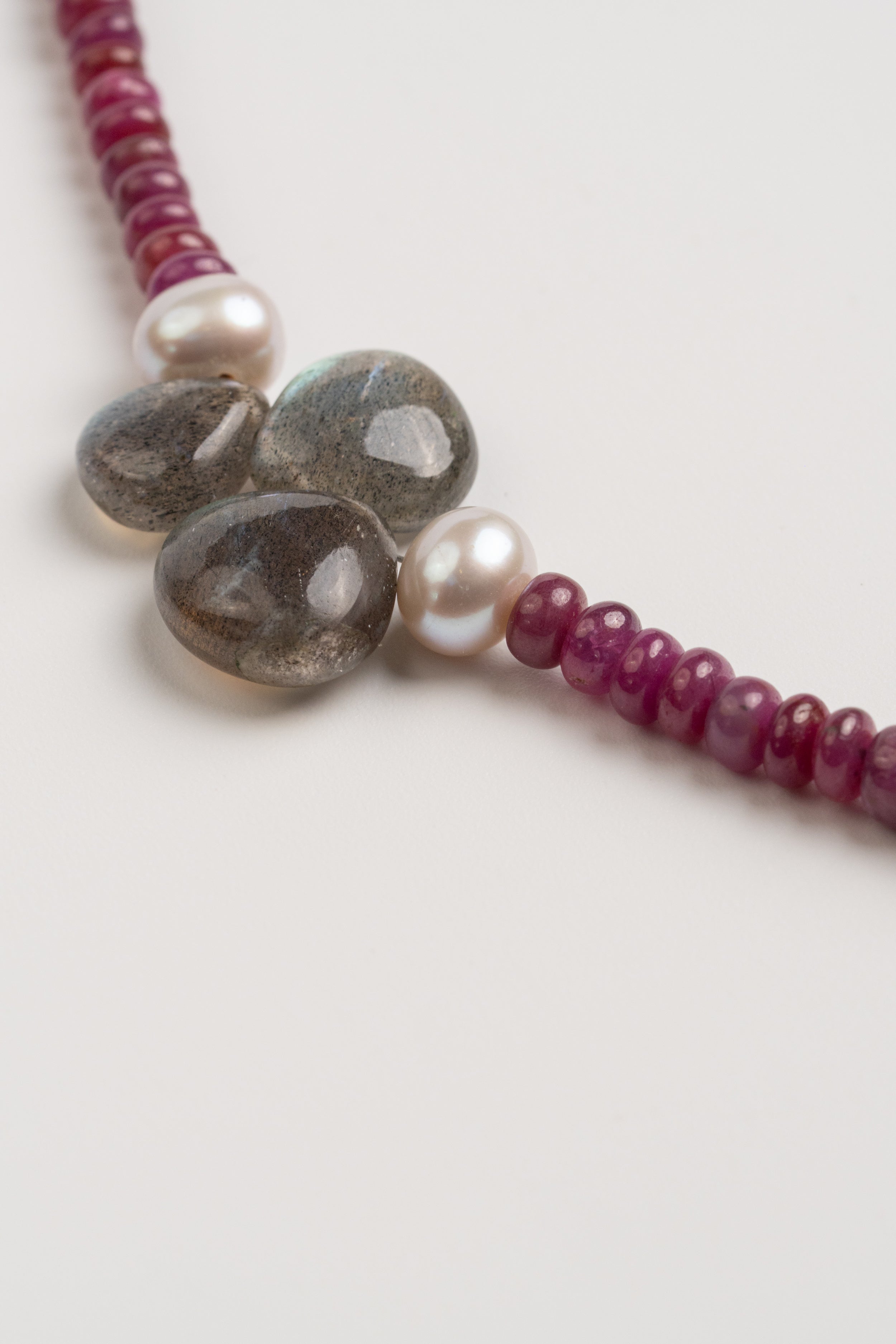 COLLAR RUBÍ CON PERLA Y GOTAS DE LABRADORITA