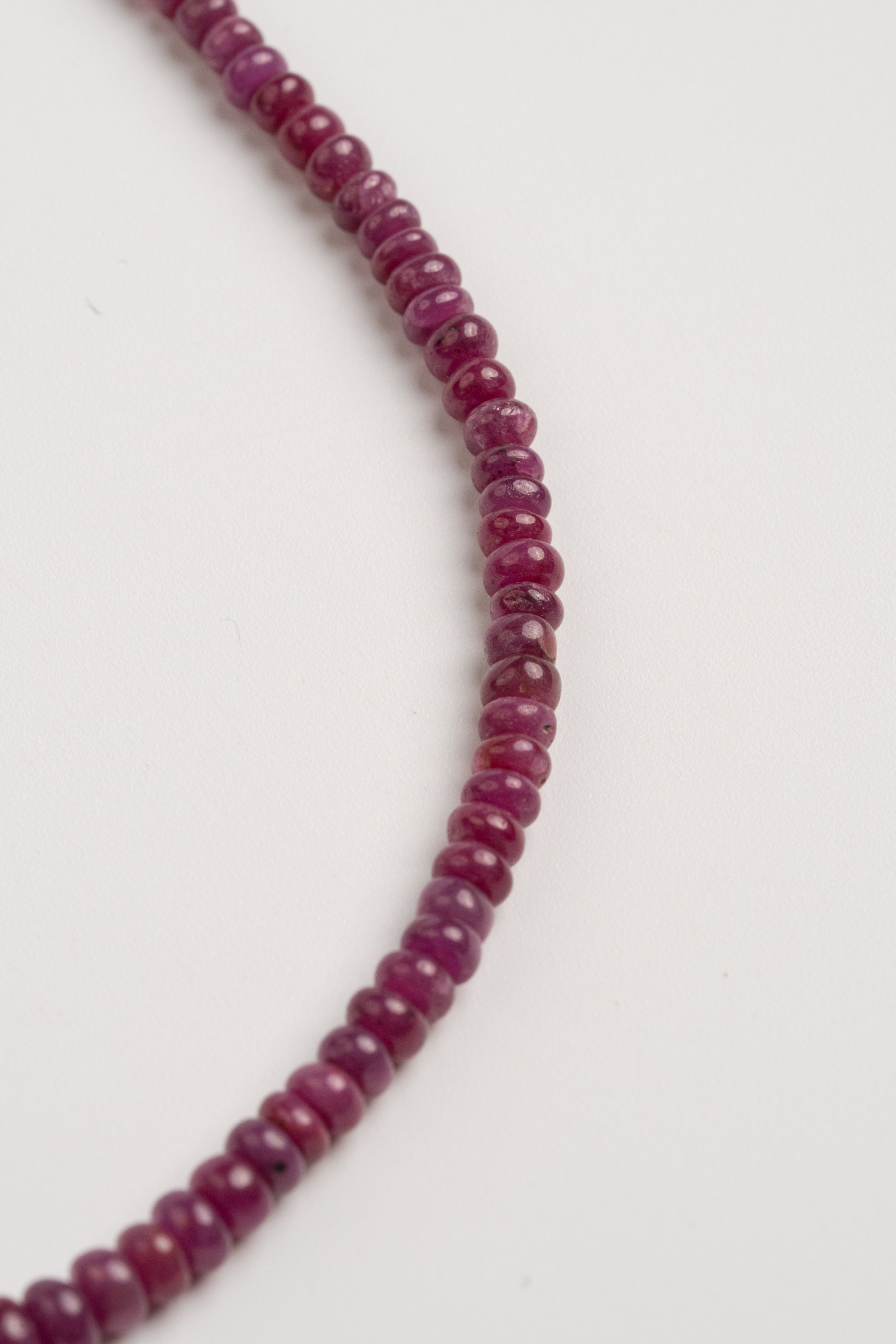 COLLAR RUBÍ CON PERLA Y GOTAS DE LABRADORITA