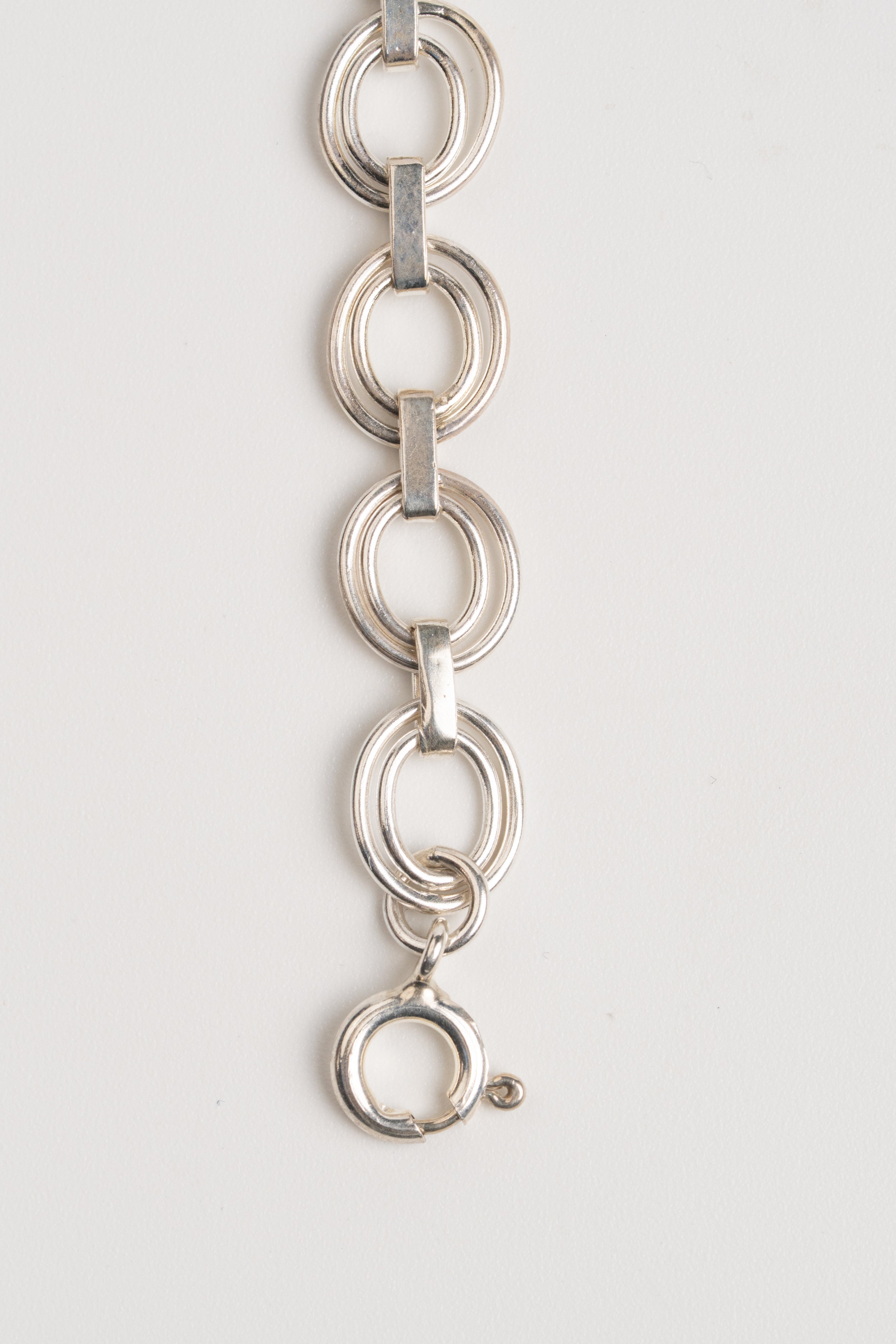 PULSERA OSCILACIÓN: El Movimiento Eterno de la Plata