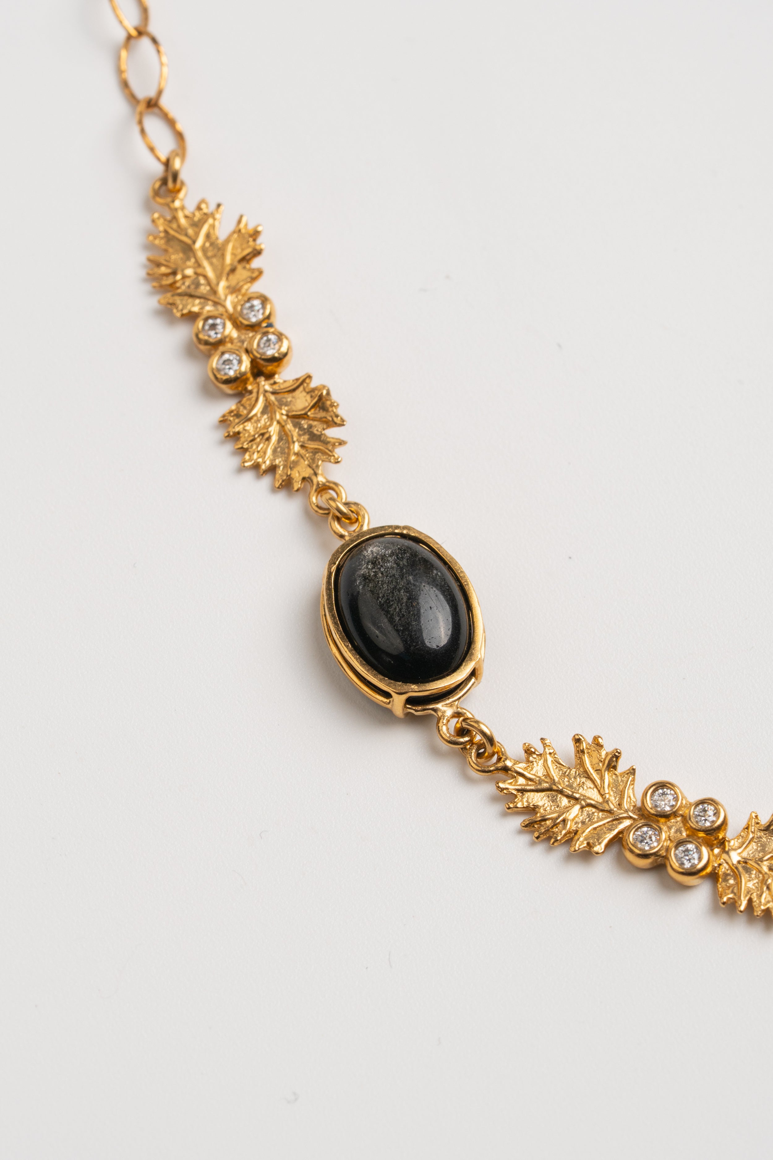 CHOKER OBSIDIANA DORADA: La Oscuridad que Decide Brillar