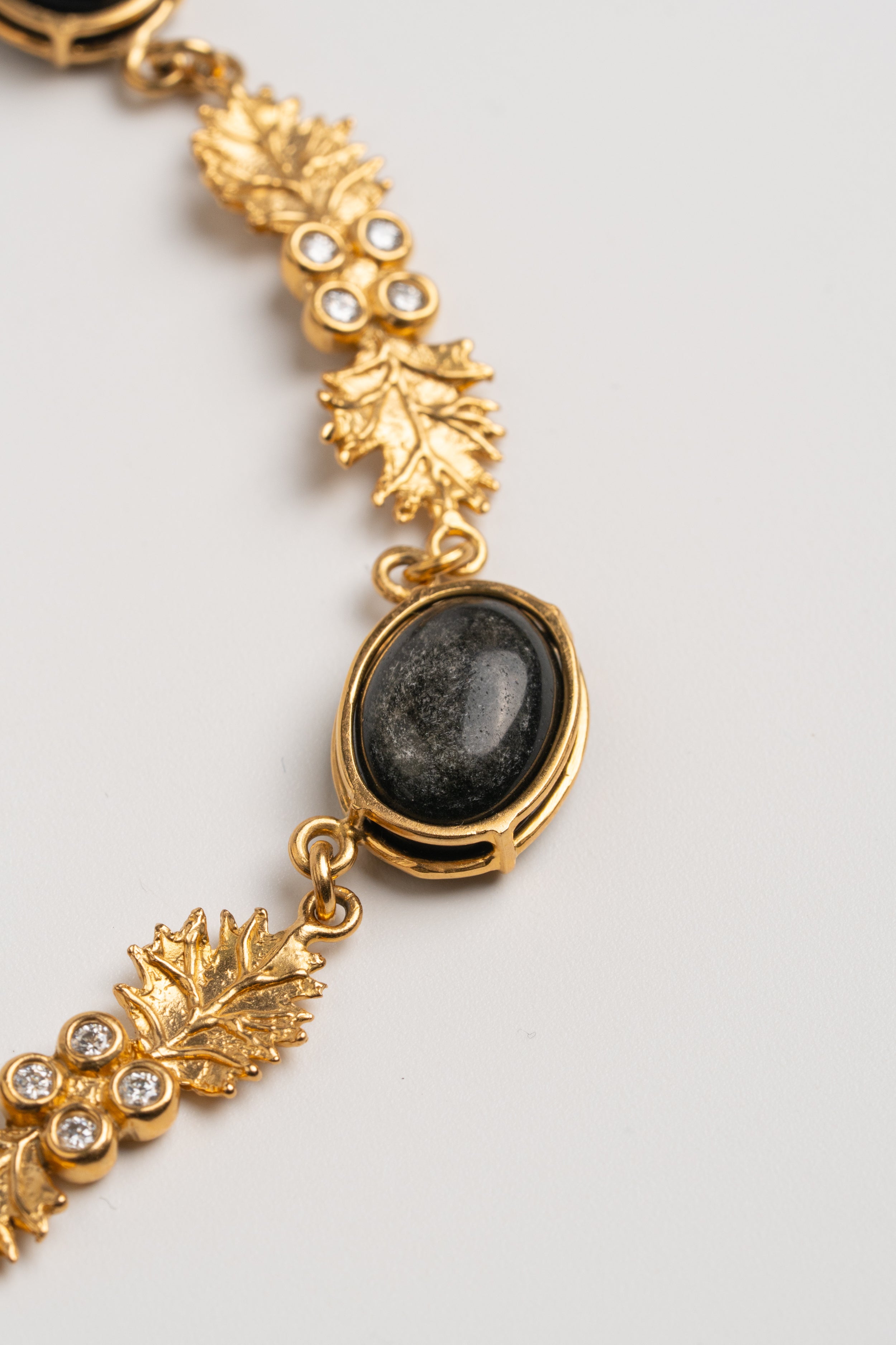 CHOKER OBSIDIANA DORADA: La Oscuridad que Decide Brillar