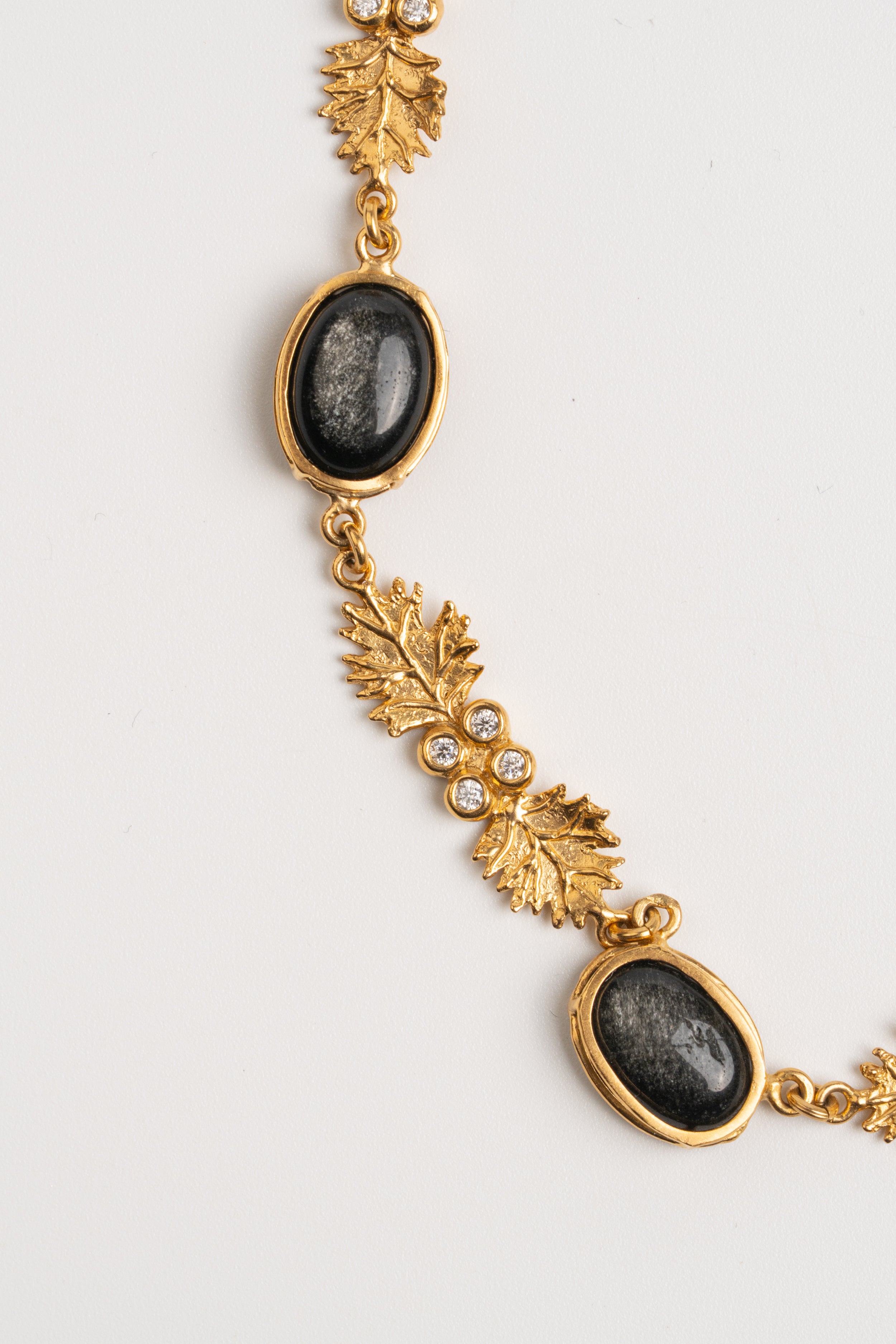 CHOKER OBSIDIANA DORADA: La Oscuridad que Decide Brillar