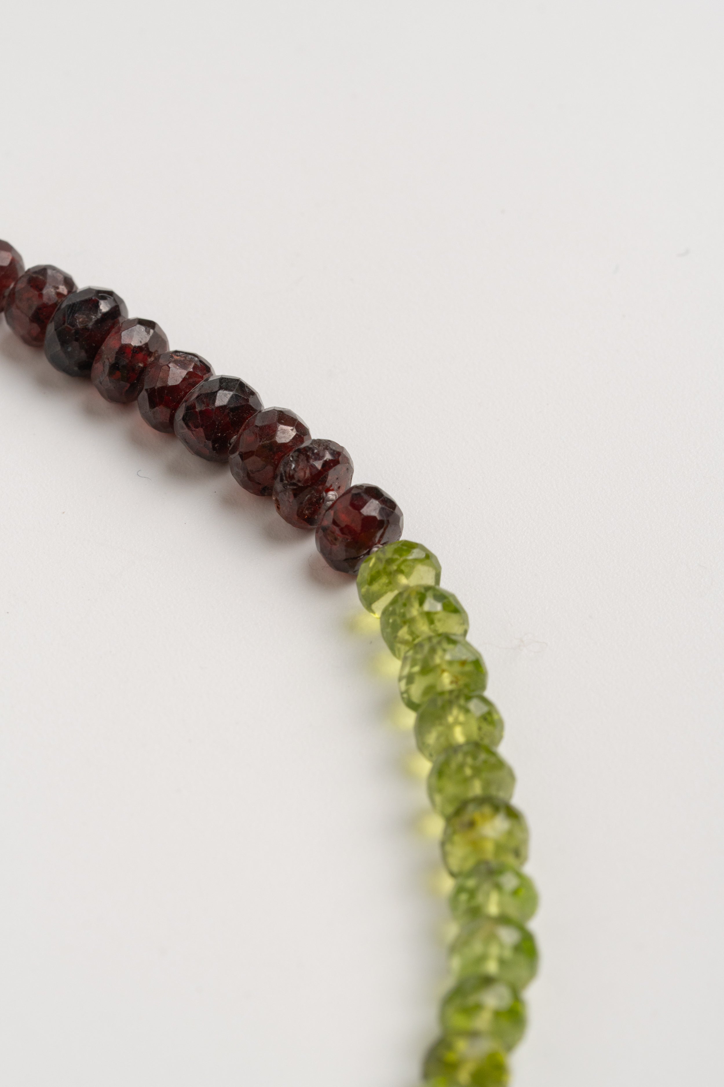 COLLAR PERIDOTO CON GRANATE FACETADO