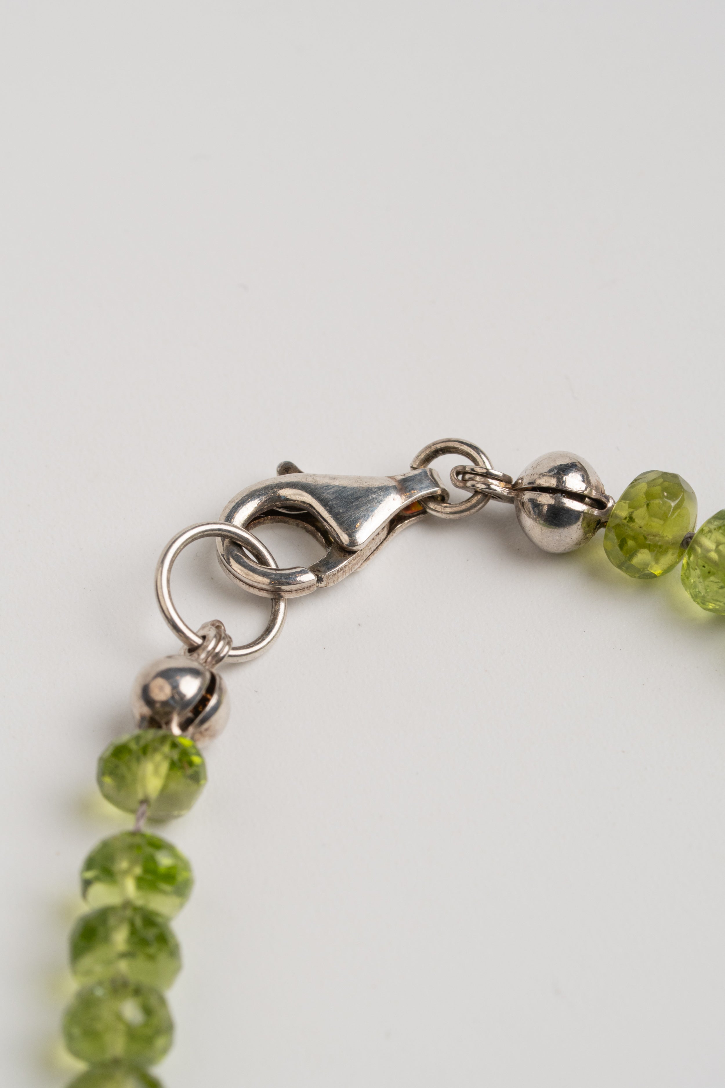 COLLAR PERIDOTO CON GRANATE FACETADO