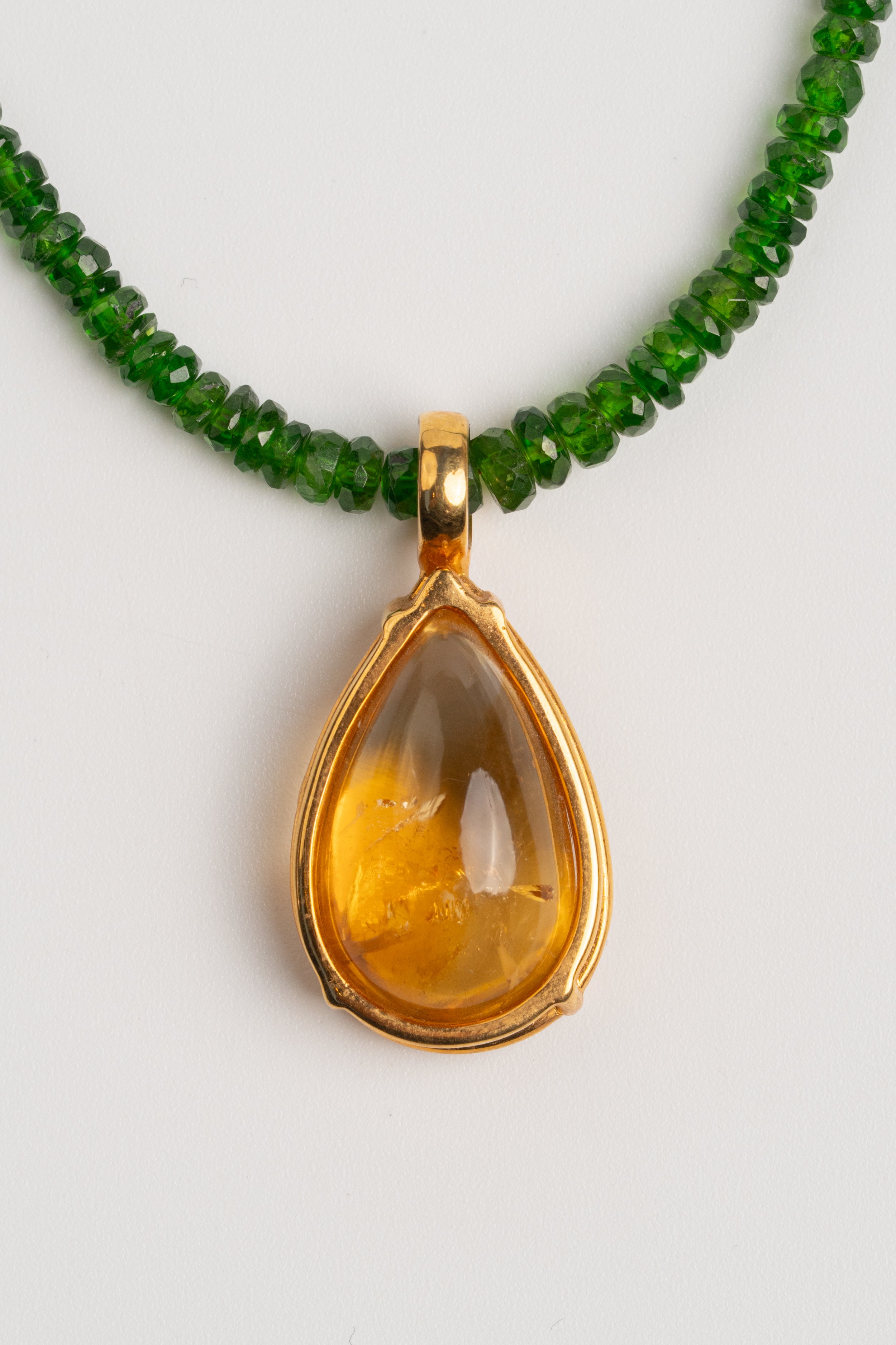 COLLAR DIOPSIDO DE CROMO CON GOTA DE CITRINO