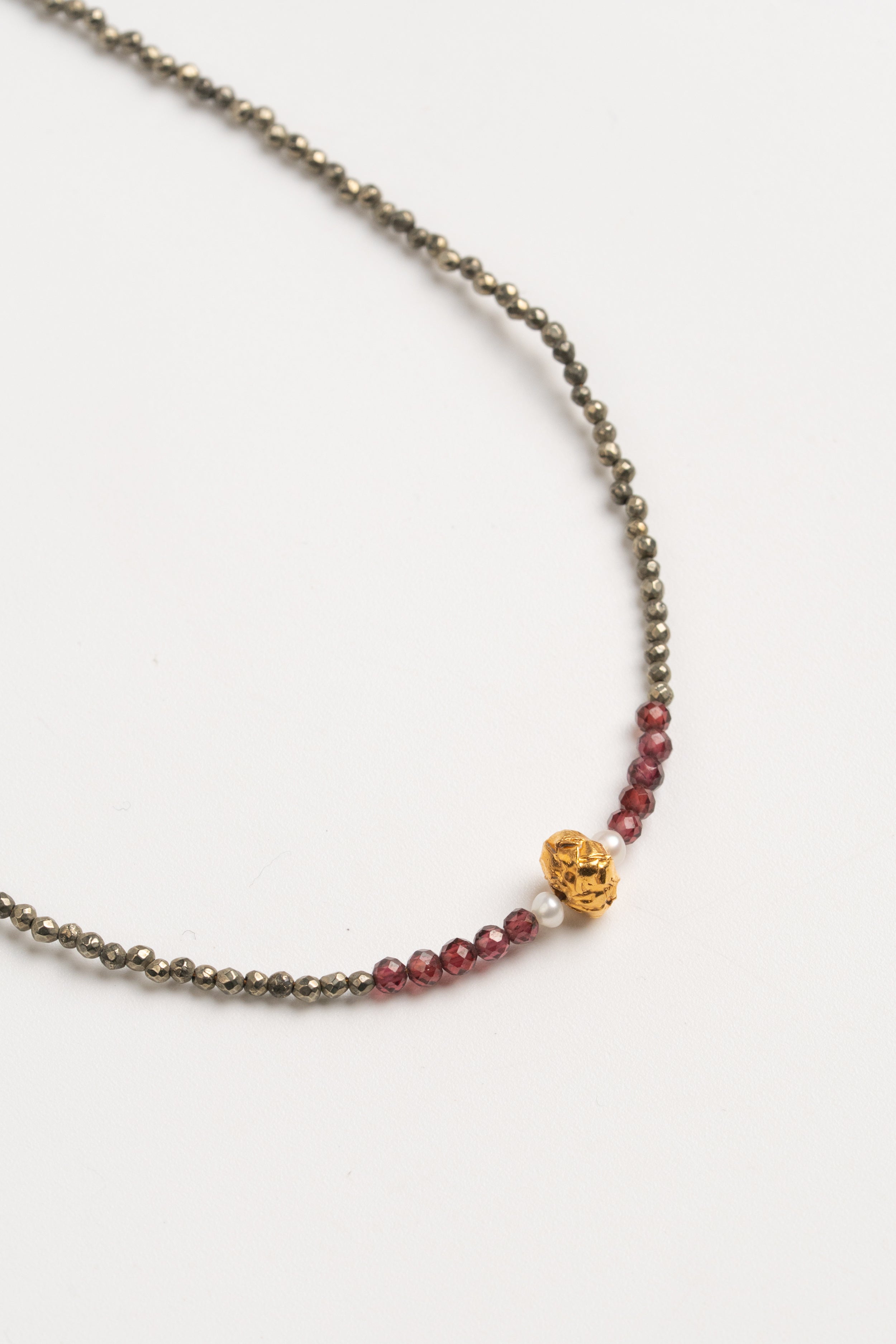 COLLAR PIRITA CON GRANATE