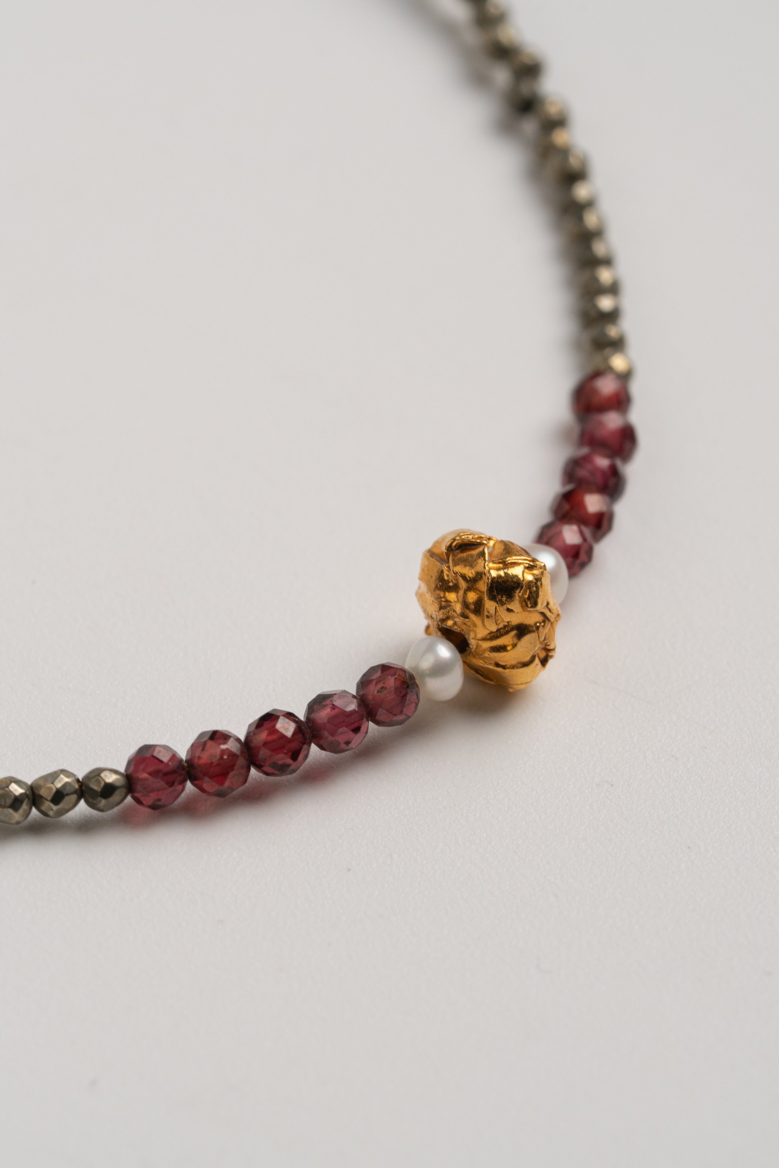 COLLAR PIRITA CON GRANATE