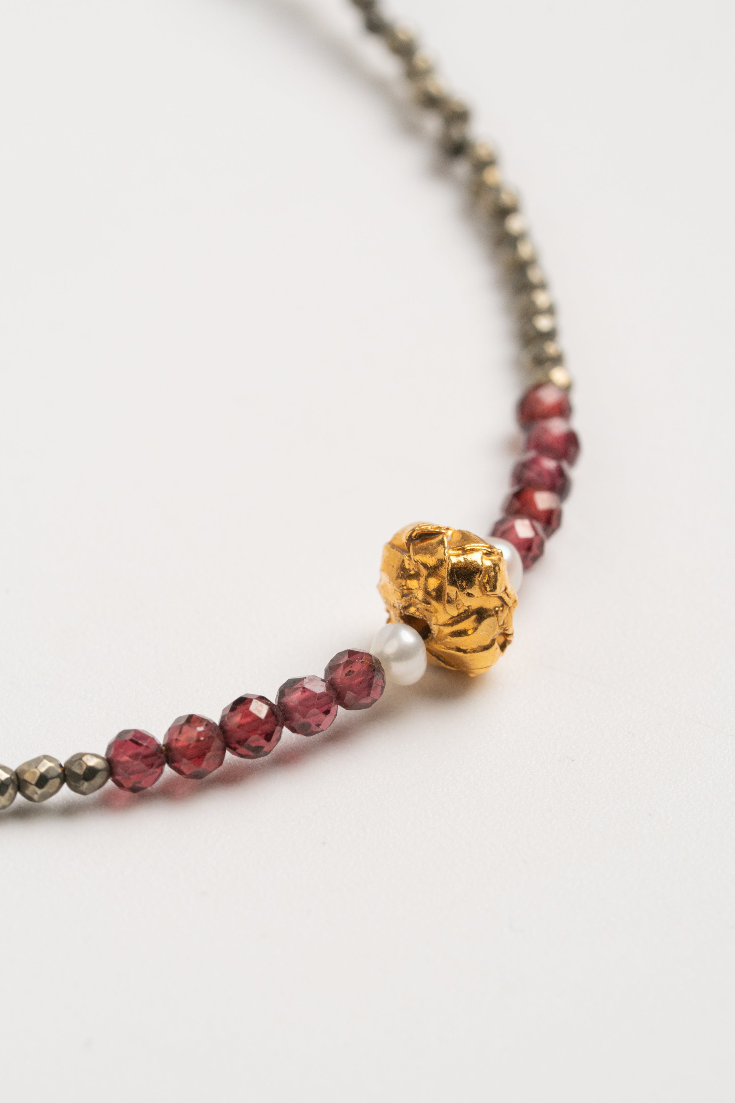 COLLAR PIRITA CON GRANATE