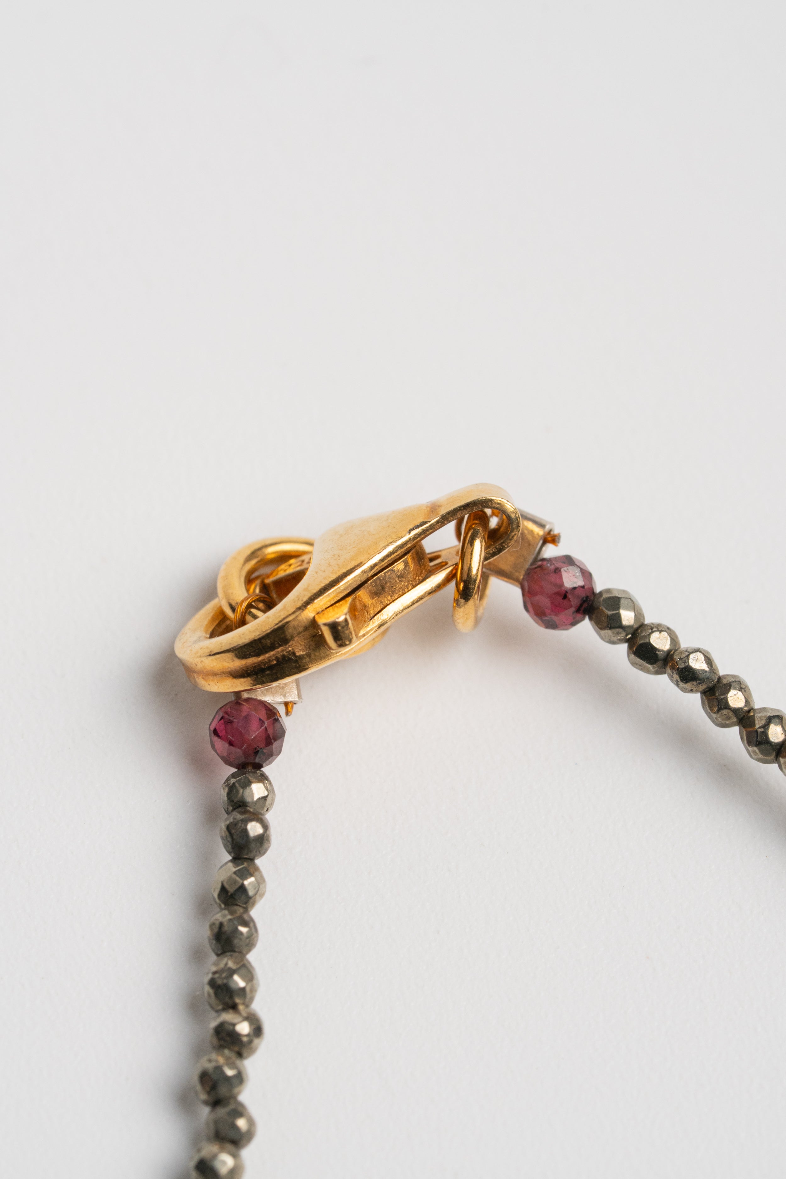 COLLAR PIRITA CON GRANATE
