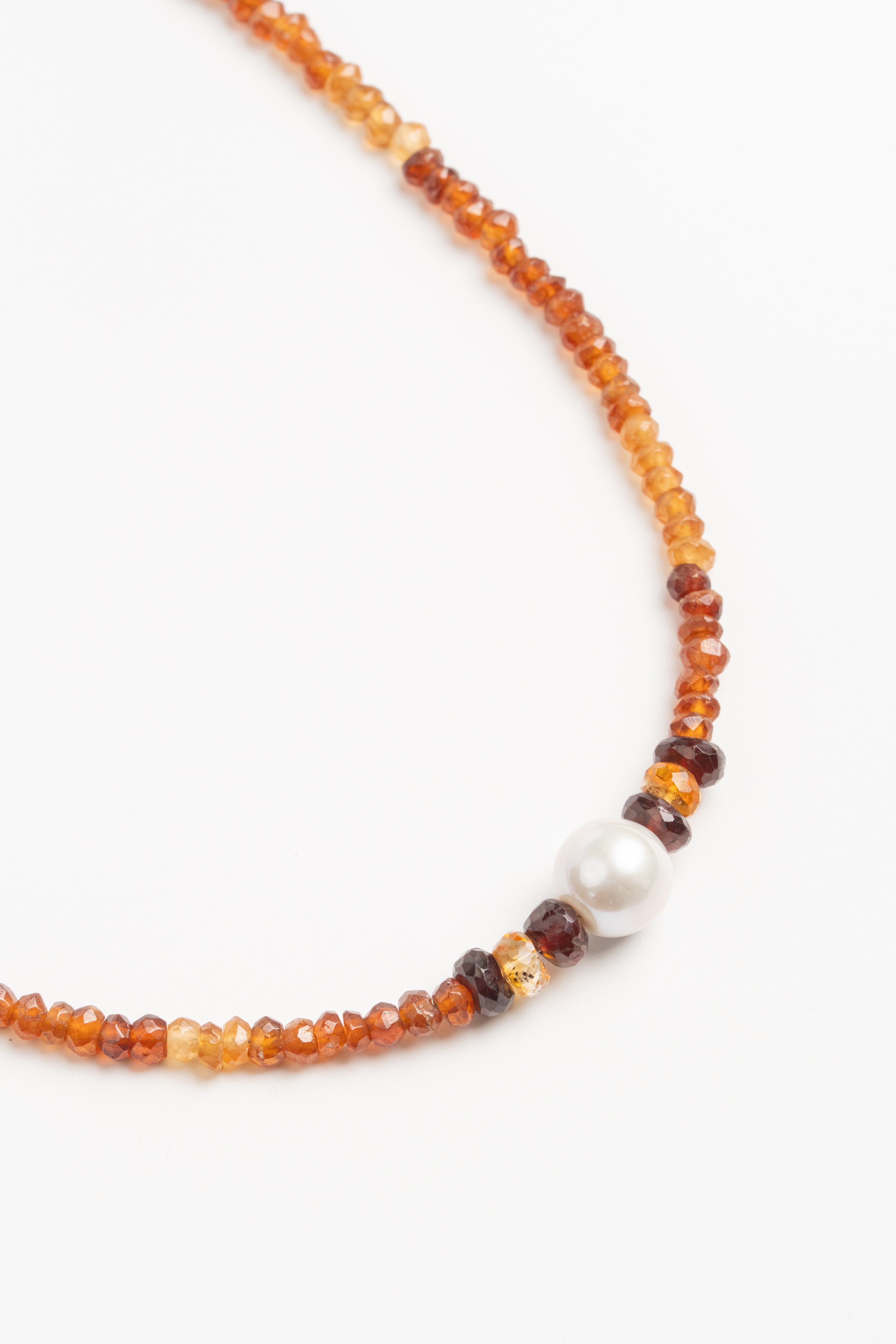 COLLAR HESONITE GRANATE CON PERLA