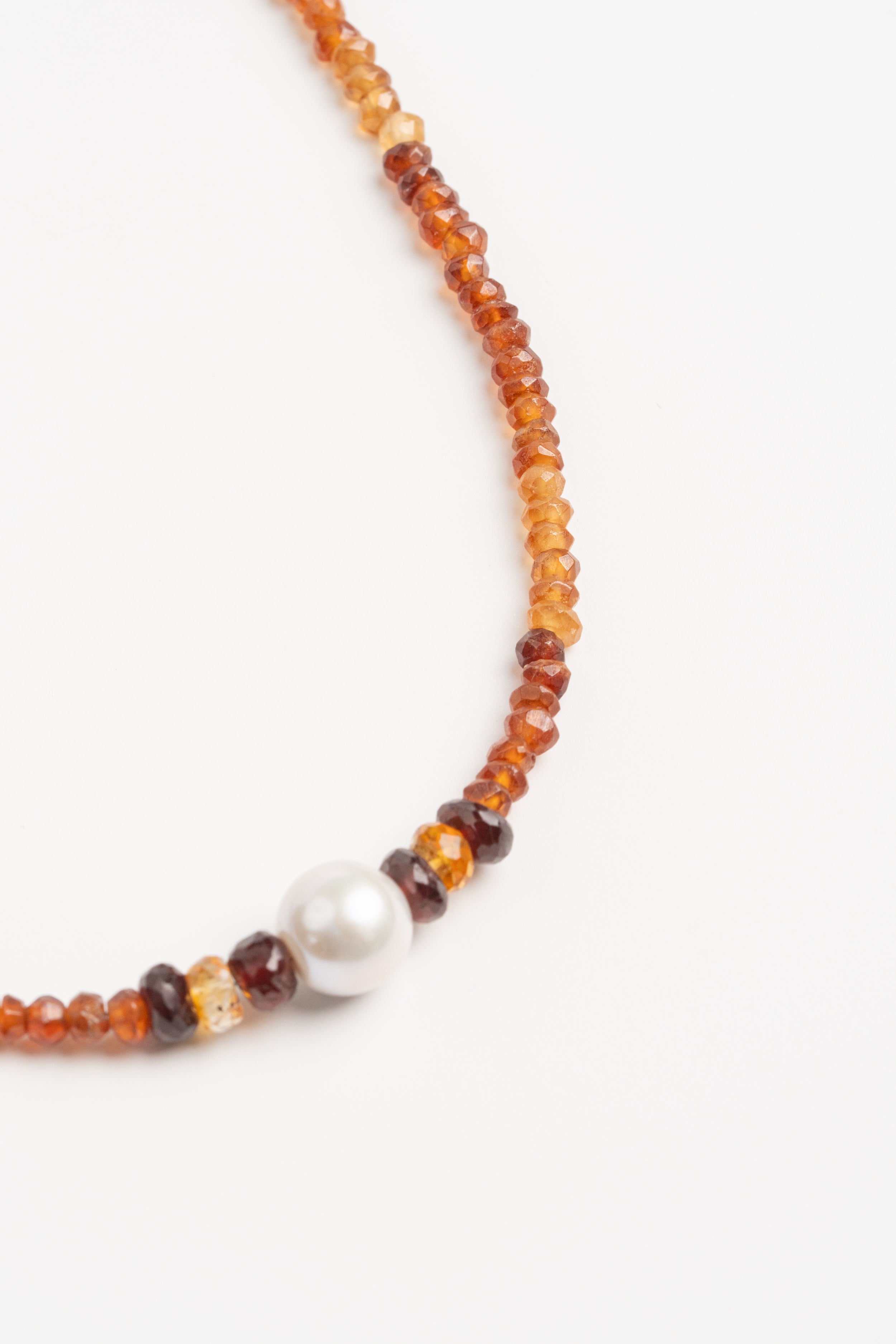 COLLAR HESONITE GRANATE CON PERLA