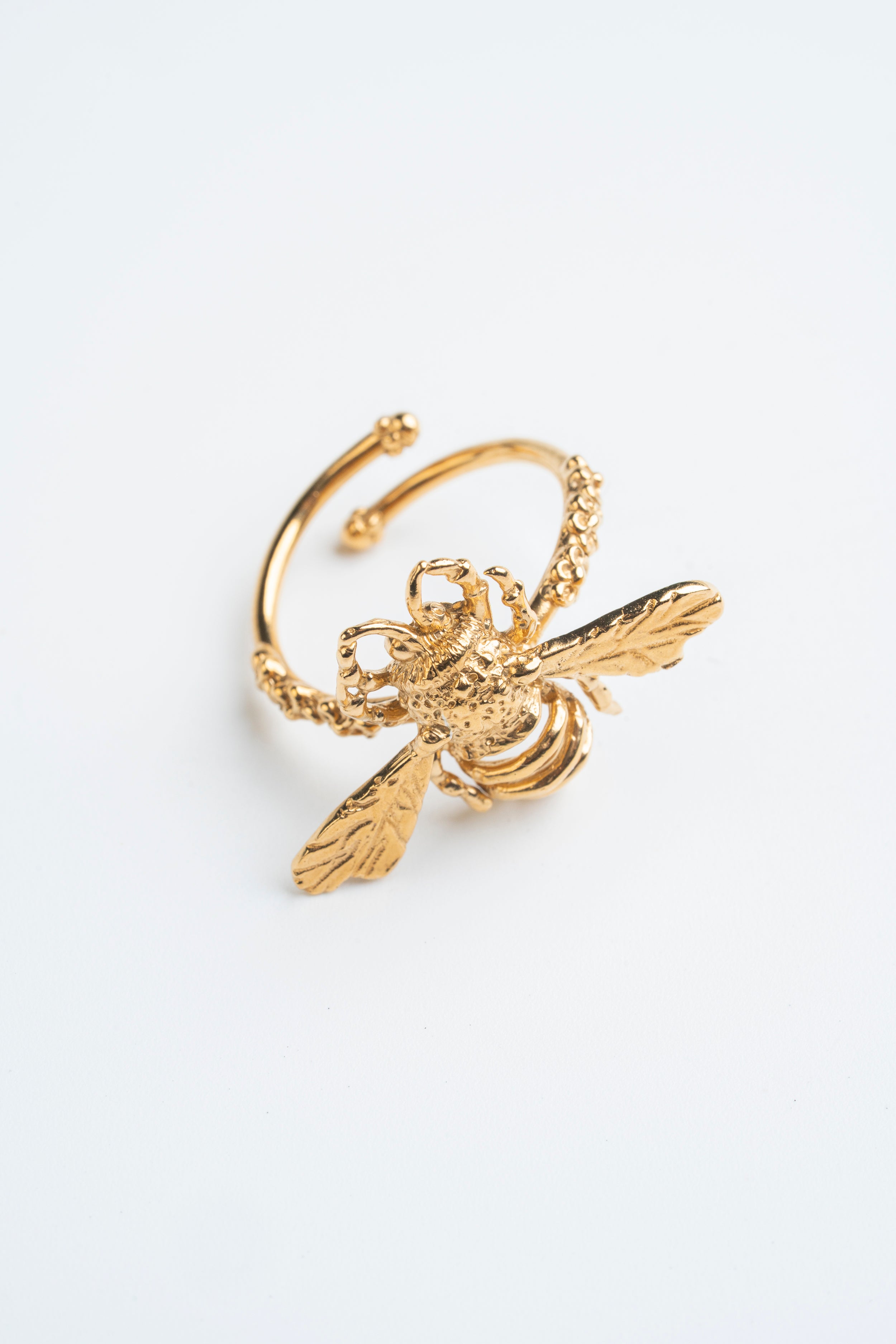 ANILLO ABEJORRO MEDIANO: El zumbido dorado de la vitalidad.