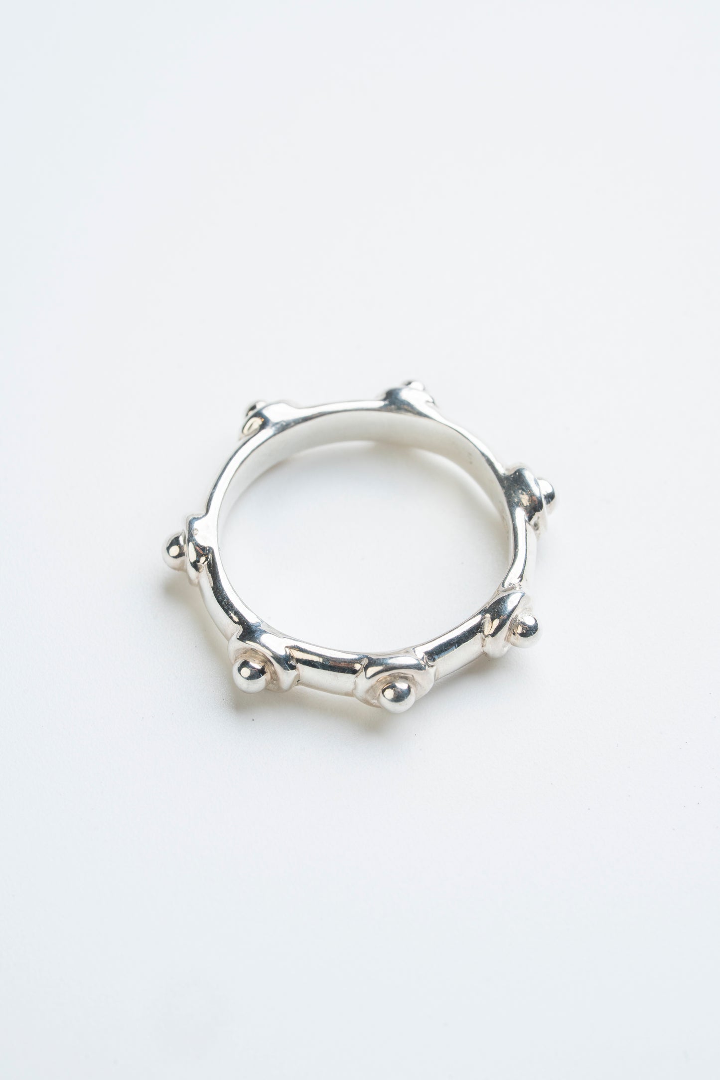 Anti-Stress Ring: The golden refuge for your inner stillness.
