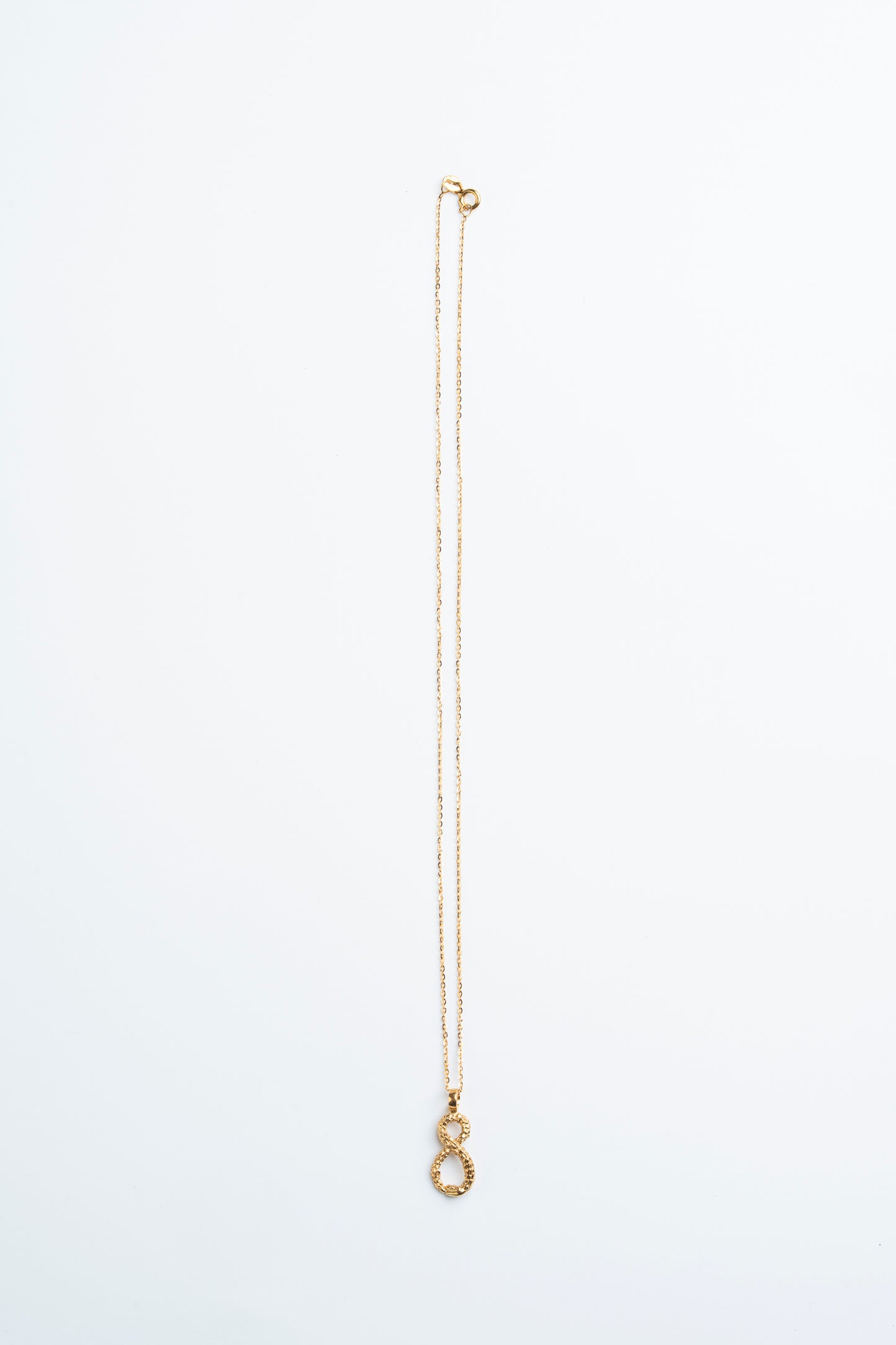 Collar Analema Sacrosanta: El infinito dorado que abraza tu esencia.