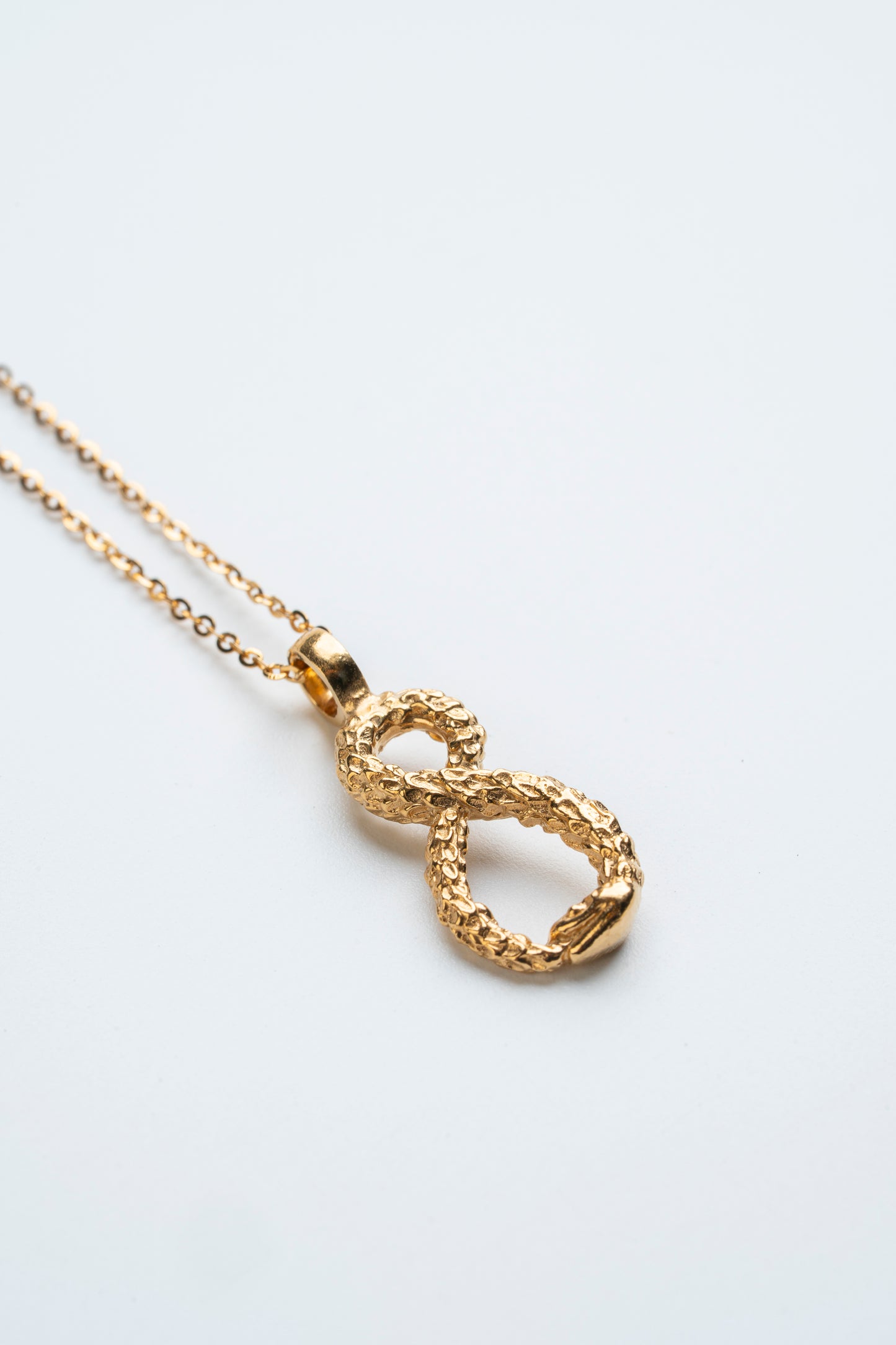 Collar Analema Sacrosanta: El infinito dorado que abraza tu esencia.