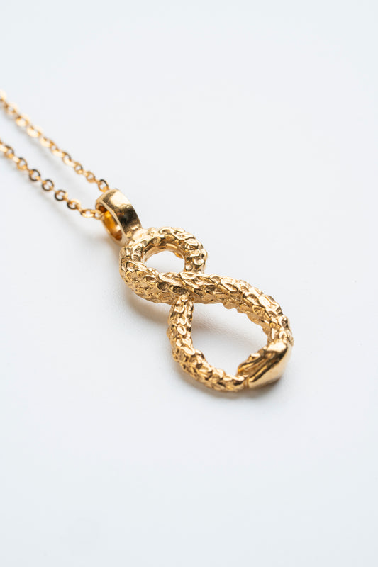 Collar Analema Sacrosanta: El infinito dorado que abraza tu esencia.