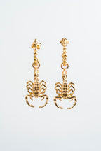 ALACRÁN ATTACK MEDIANO: El poder dorado que adorna con audacia.