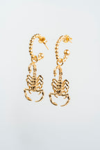 ALACRÁN ATTACK MEDIANO: El poder dorado que adorna con audacia.