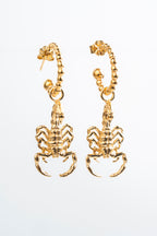 ALACRÁN ATTACK MEDIANO: El poder dorado que adorna con audacia.